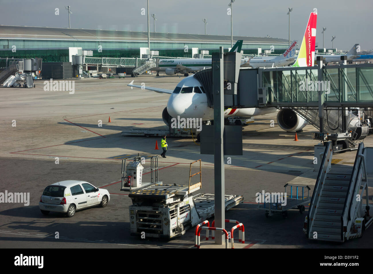 Tippen Sie auf Flugzeug auf der Landebahn Flughafen Barcelona El Prat in Barcelona, Spanien, Europa Stockfoto