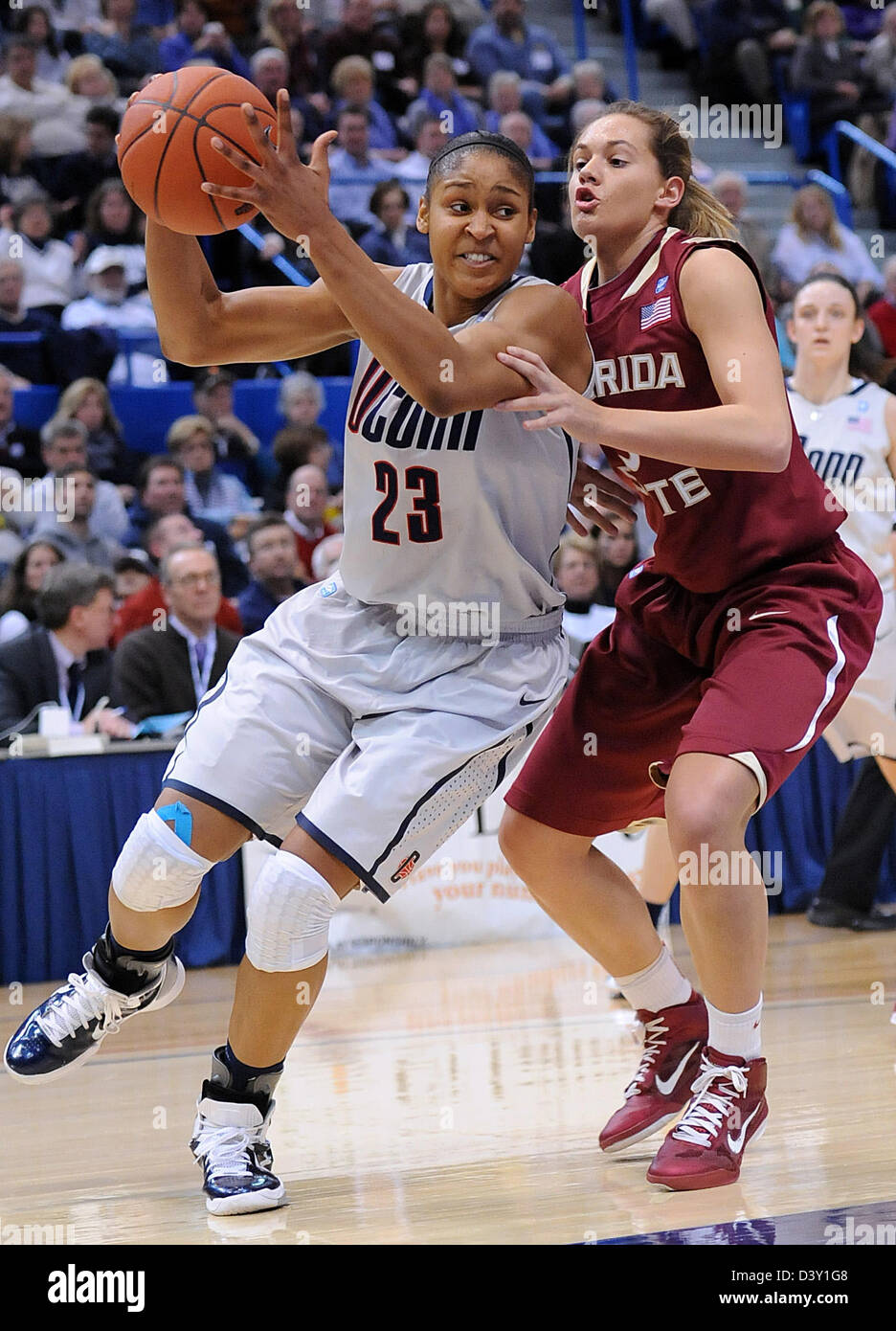 Hartford--UCONNs Maya Moore fährt vorbei Florida State Alexa Deluzio für einen Korb in der ersten Hälfte. Stockfoto