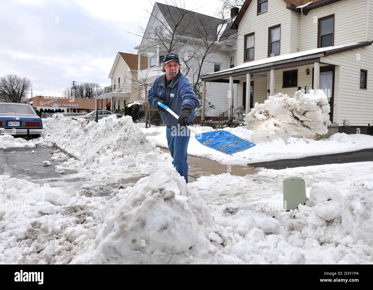 Ein Mann schaufelt Schnee nach einem gewaltigen Sturm in West Haven CT Stockfoto