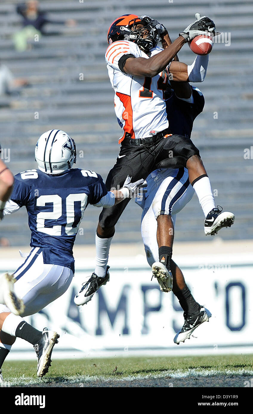 New Haven, CT USA--zieht Princeton Isaac Serwanga in einem langen Empfang gegen Yale während des ersten Quartals. Stockfoto