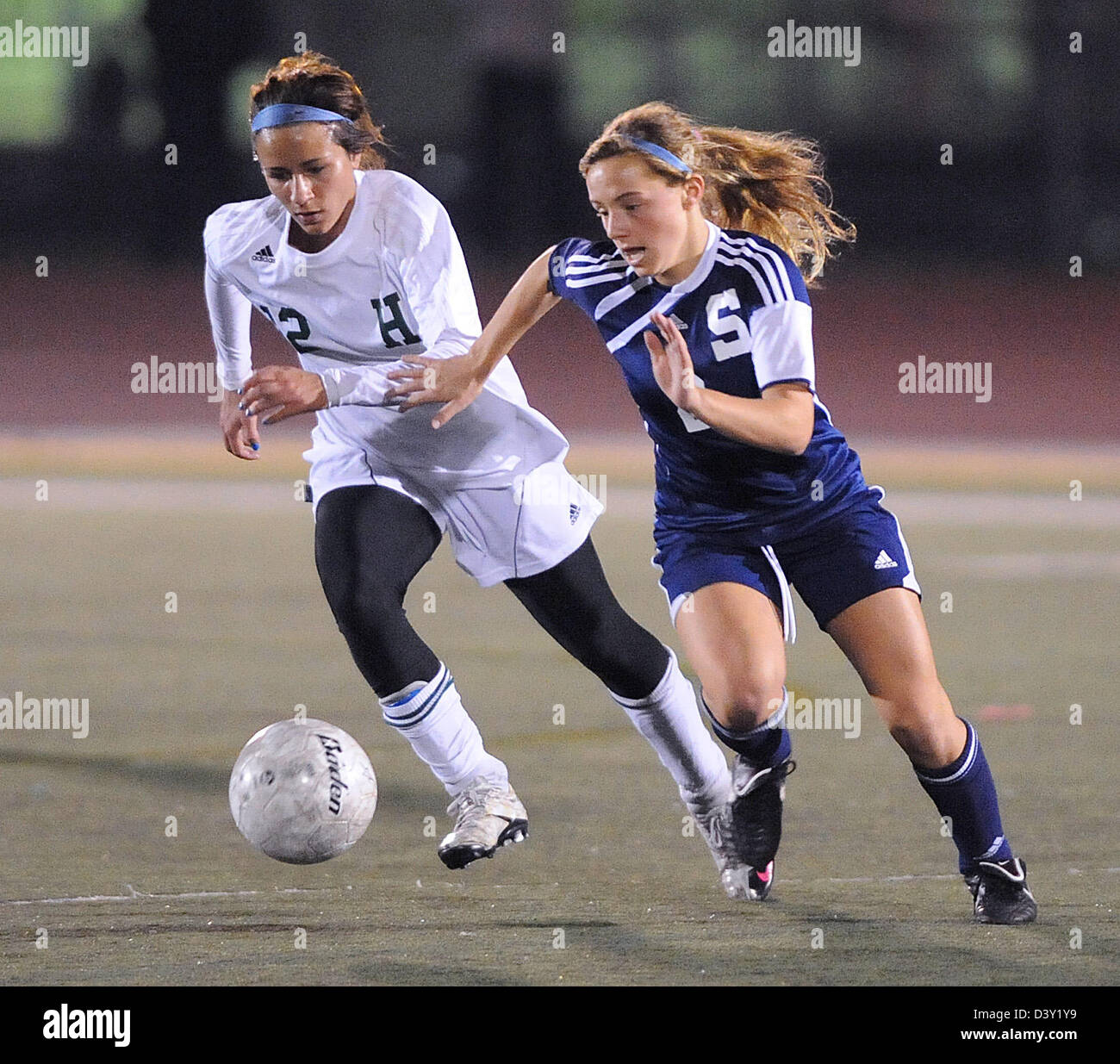 High-School-Mädchen-Fußball-Aktion im CT USA Stockfoto