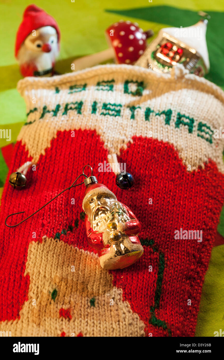 Jahrgang 1950 Hand-Knit Weihnachtsstrumpf und Deutschen Ornamente Stockfoto