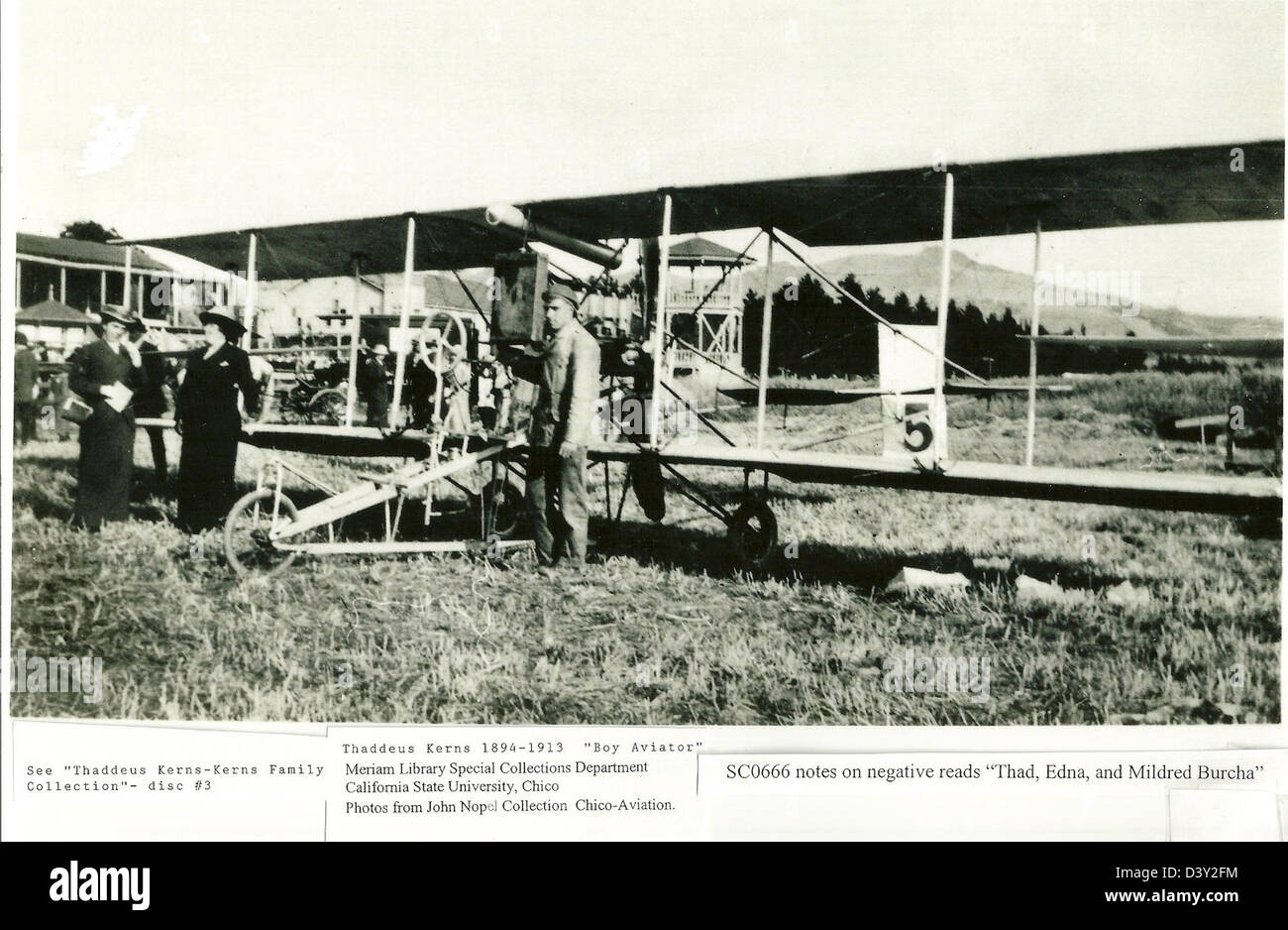 Dieses Bild zeigt Thaddeus Kerns, Edna und Mildred Burcha mit Materialien aus dem Special Collections Department der Meriam Library of California State University, Chico. Sie spiegelt die Erhaltung historischer Aufzeichnungen und Artefakte wider. Stockfoto