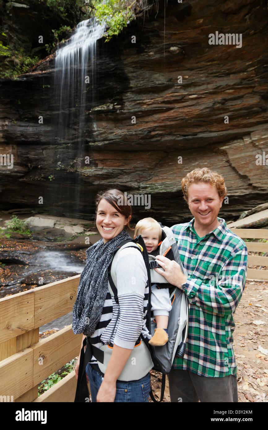 Kaukasische Familie lächelnd durch Wasserfall Stockfoto