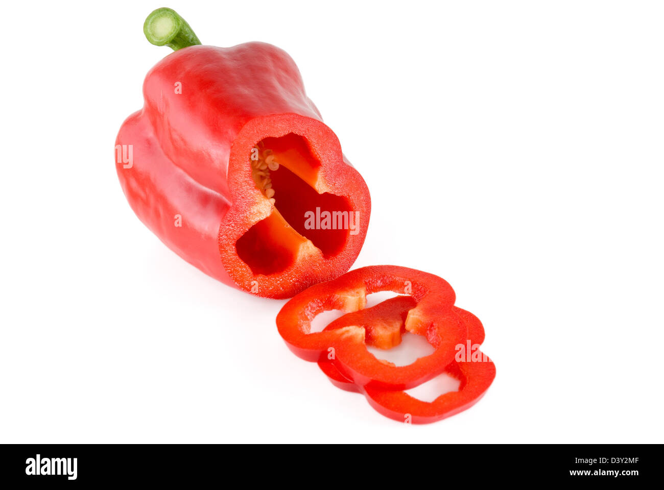 Rote Paprika ist auf dem weißen Hintergrund fotografiert. Stockfoto