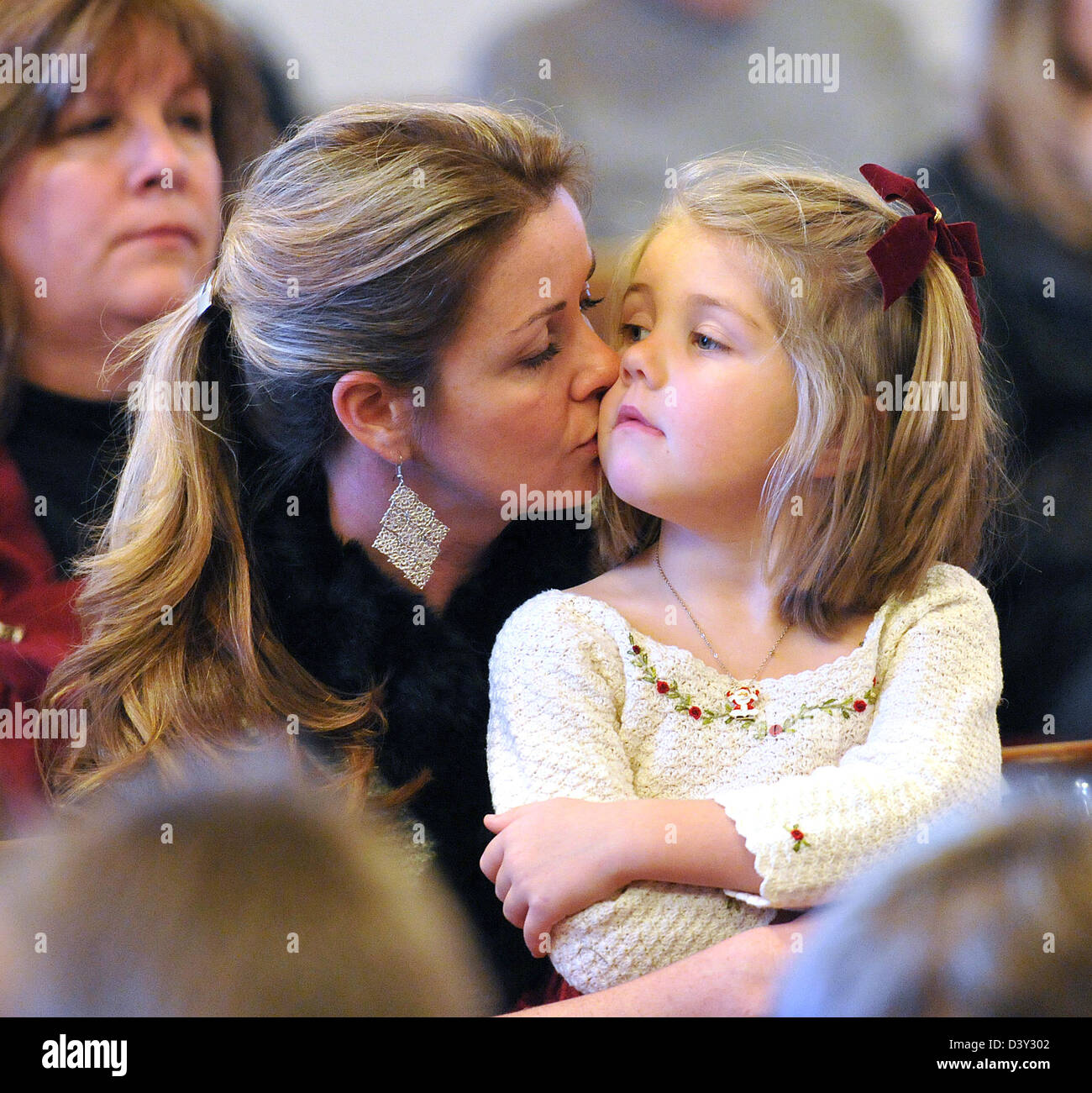 North Haven, CT USA 4-j hrige Nola Coyle bekommt einen Kuss von ihrer Mutter, Mary Coyle, während die Kinder Krippenspiel. Stockfoto