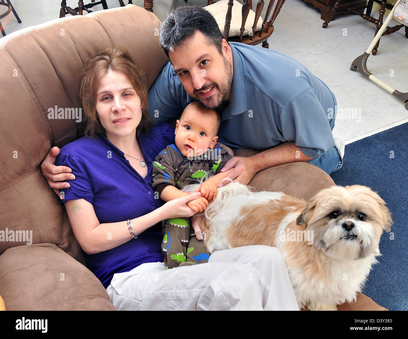 Eine Frau mit Mann und Kind, medizinische Beschlagnahme Schwierigkeiten hat Stockfoto
