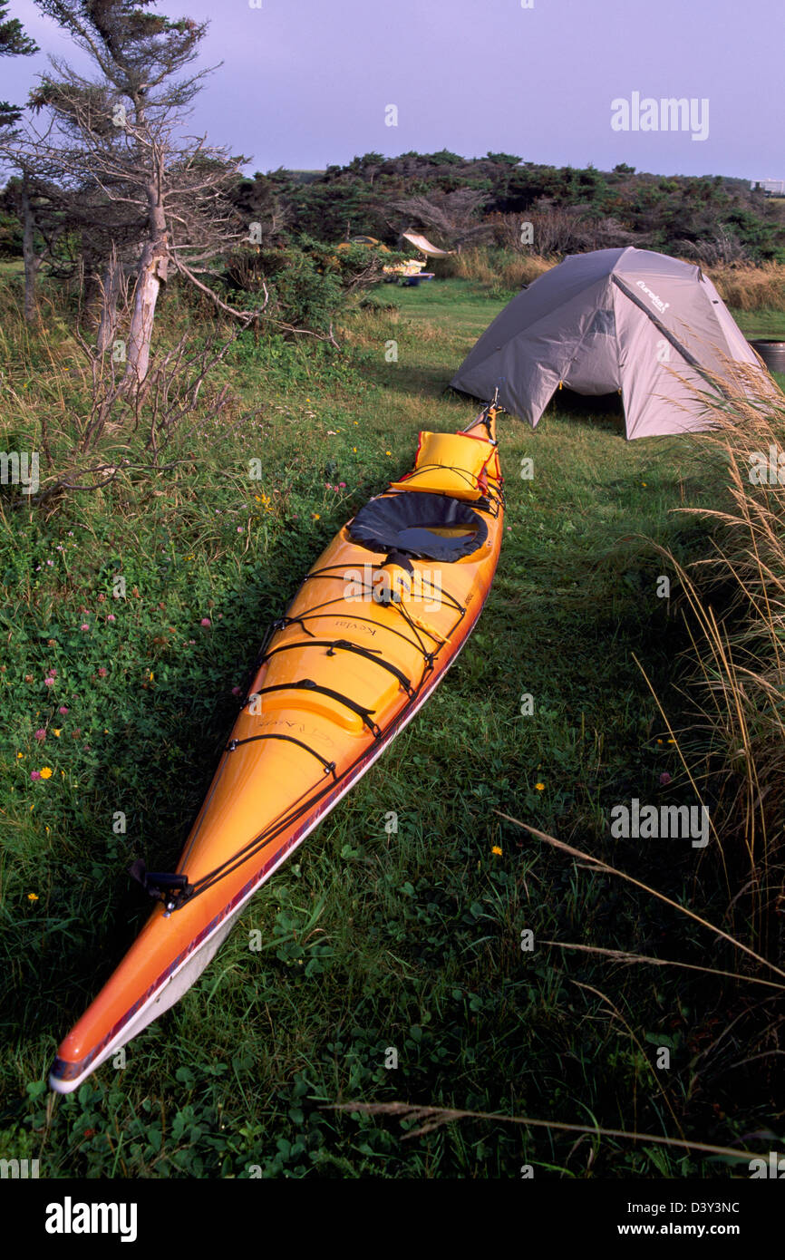Iles De La Madeleine (Magdalen Islands), Quebec (Kanada) - Zelten und Kajak auf Campingplatz, Ile du Cap-Aux-Meules Stockfoto