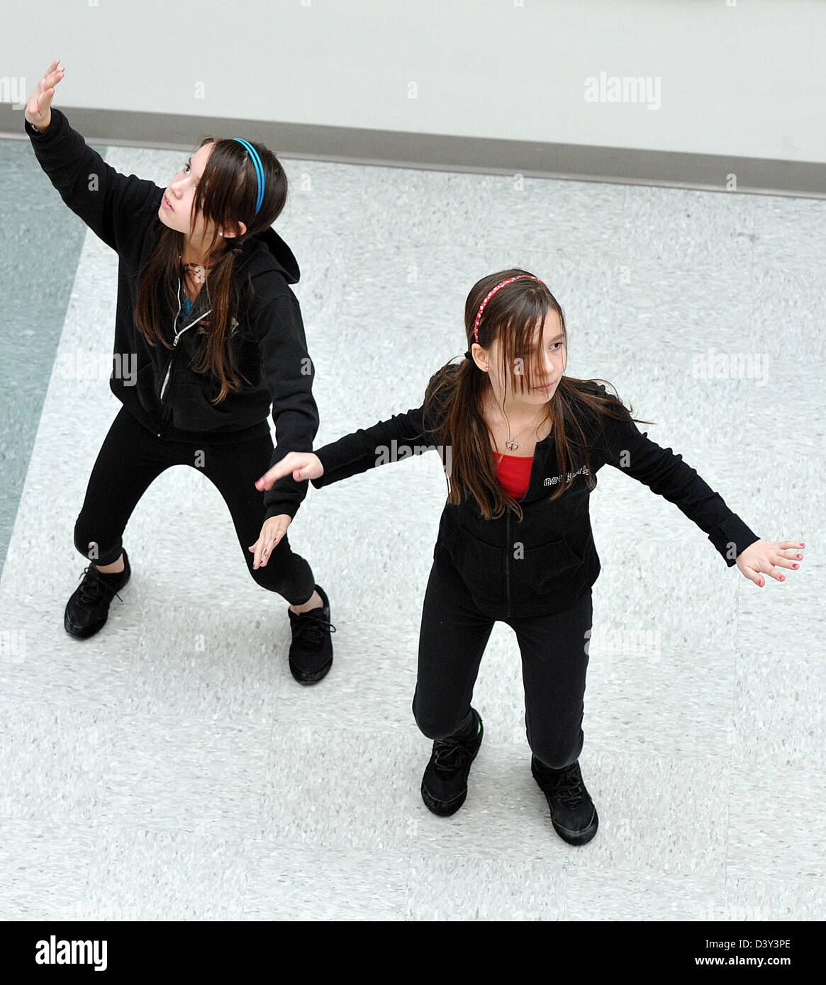 Hamden, CT USA--Hamden Mittelschule 7. Klasse Zwillinge Olivia, links, und Julianne Harris tun eine Tanz-Performance Stockfoto