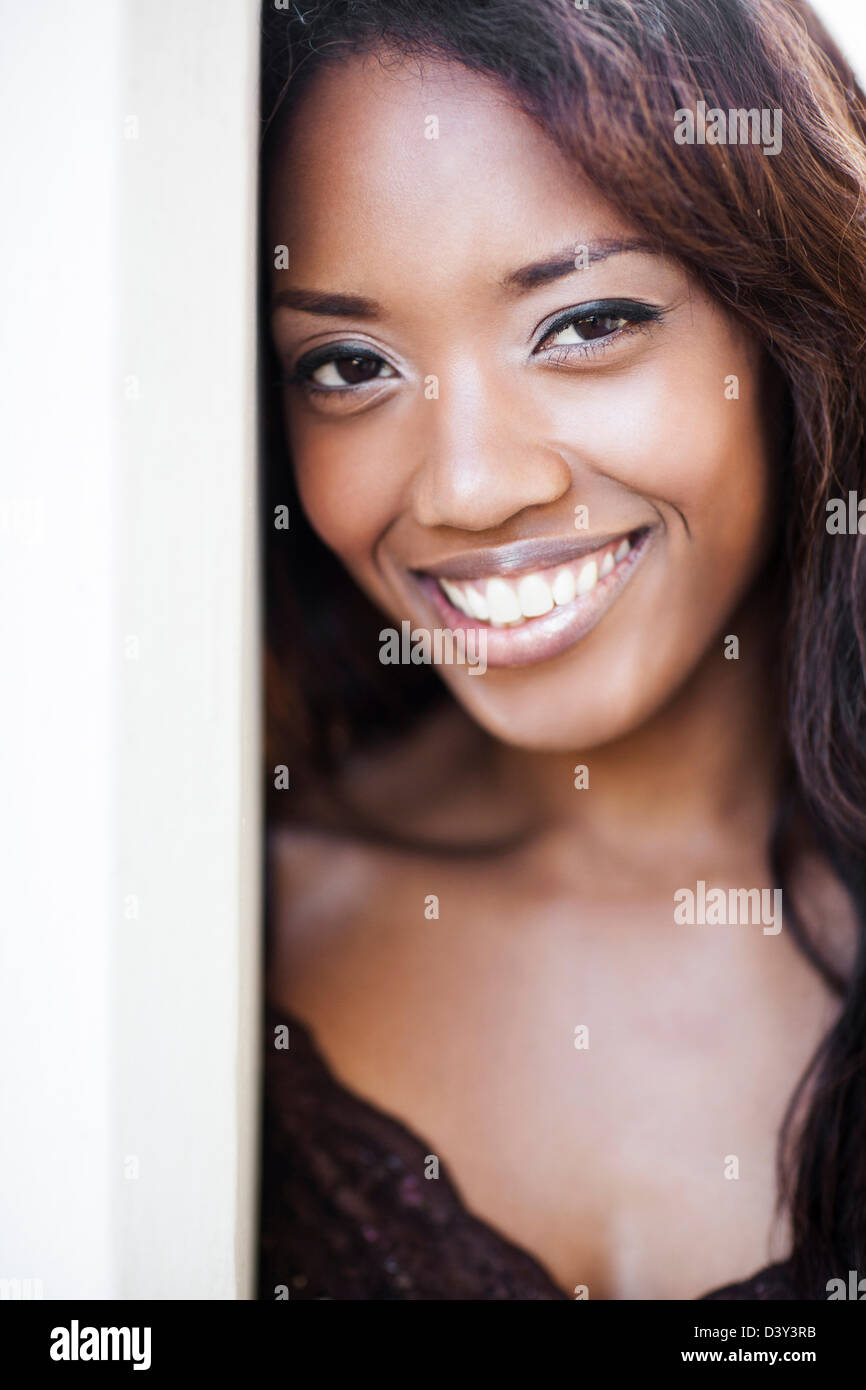 Gemischte Rassen Frau im Tor Stockfoto