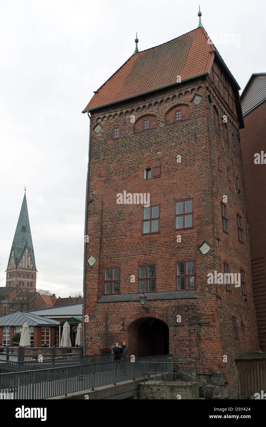 Lüneburg, mit Blick auf die Abtsmuehle und St. Johannes-Kirche (links) Stockfoto