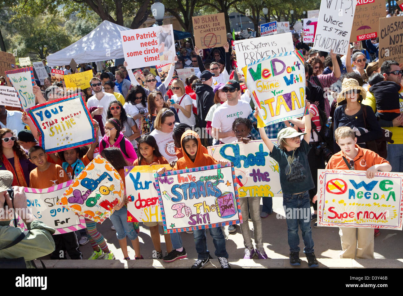 Große Gruppe am Texas Capitol während der speichern Texas Schulen Rallye. Bürger besorgt über Bildung Unterfinanzierung Stockfoto
