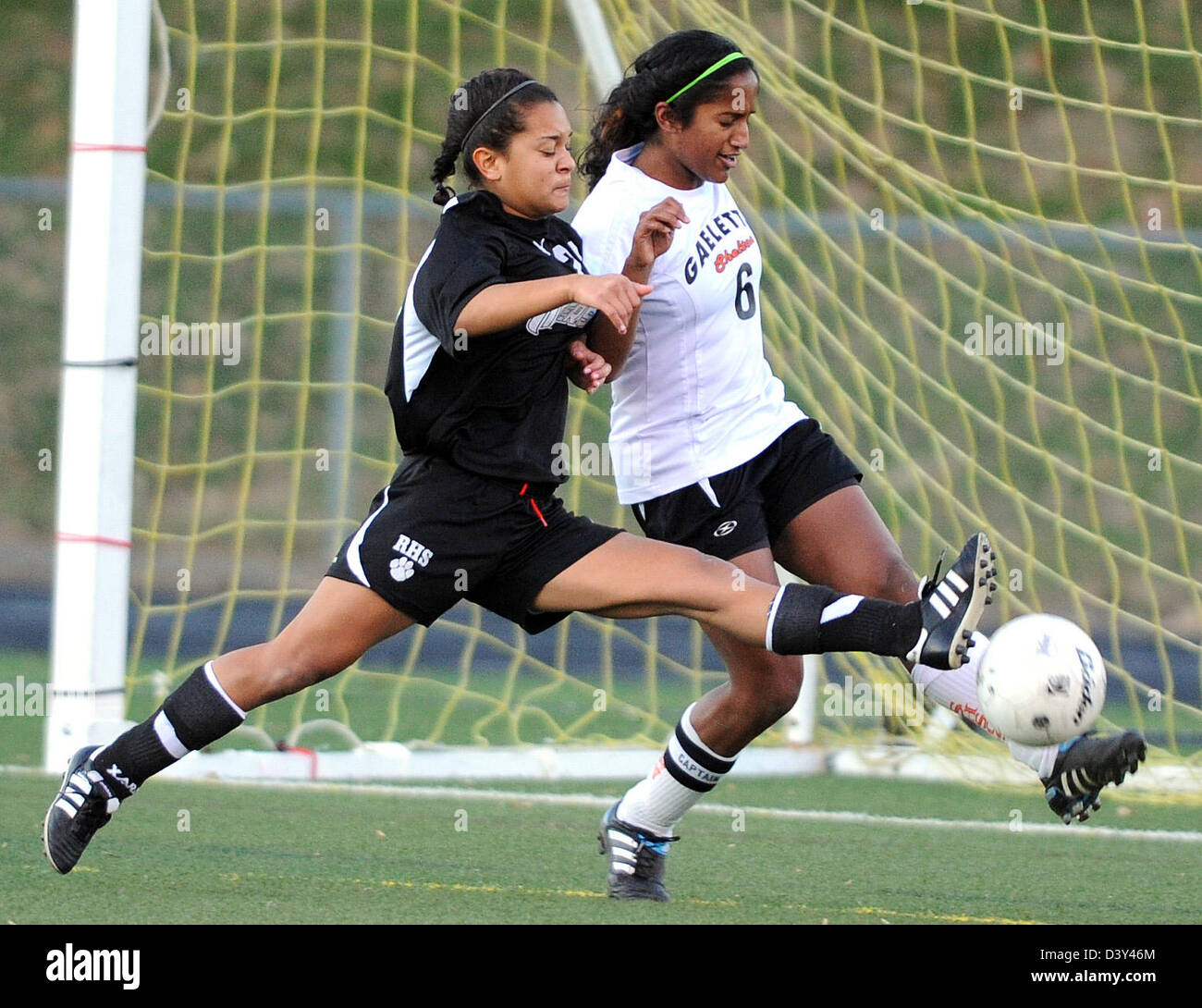High-School-Mädchen-Fußball-Aktion im CT USA Stockfoto