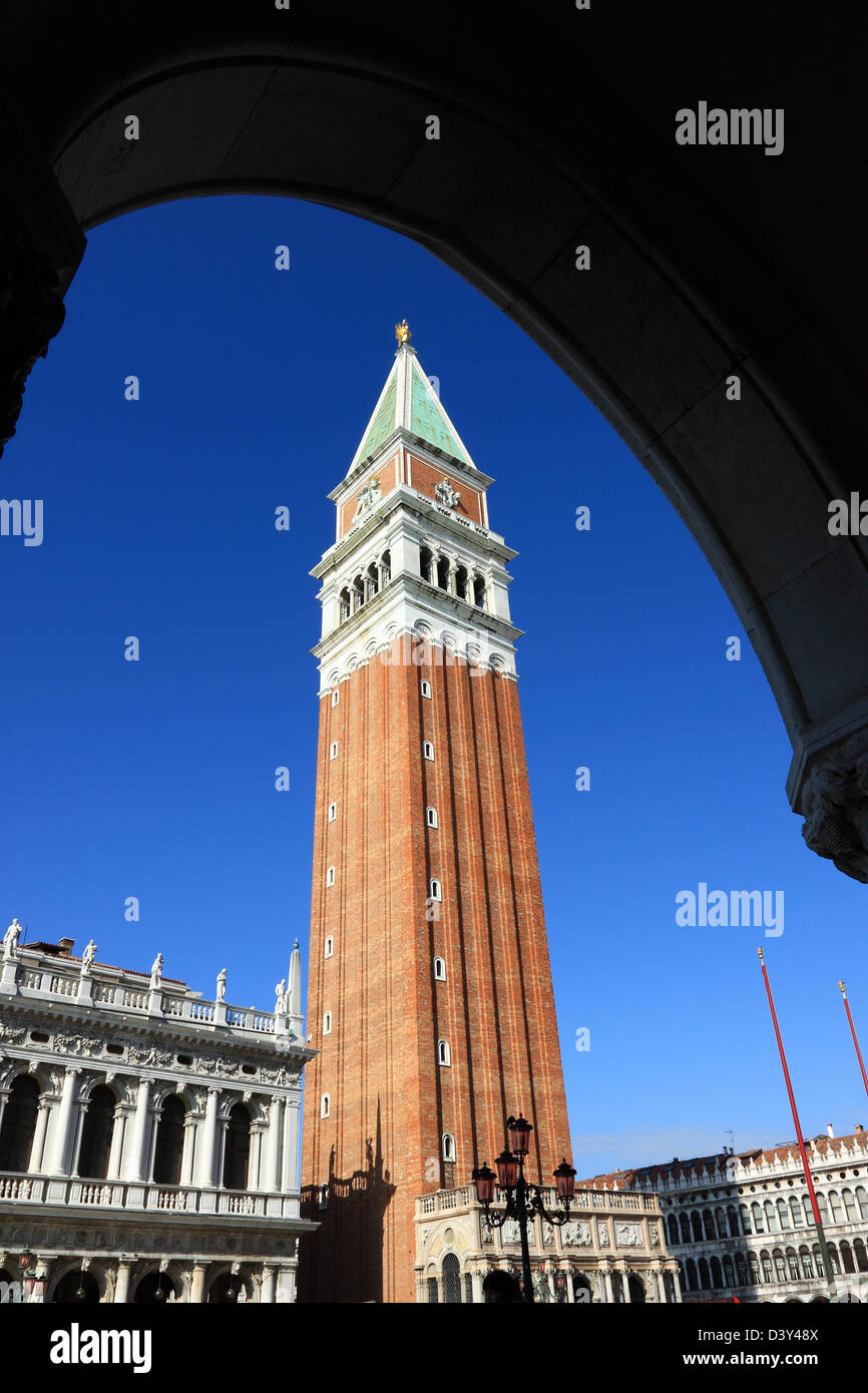 Die berühmten Campanile oder Tower auf dem Markusplatz in Venedig, Italien Stockfoto