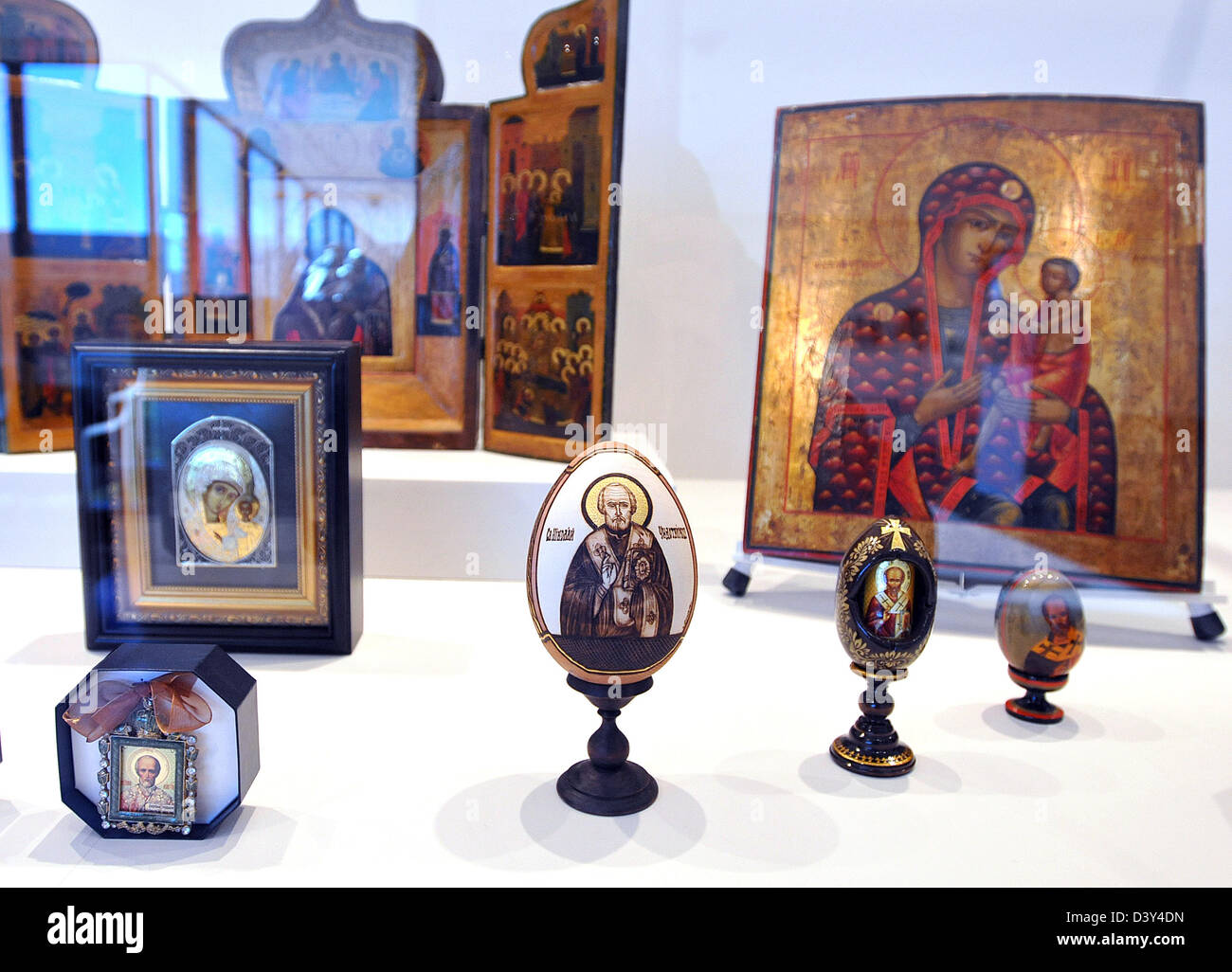 New Haven, CT USA-Knights of Columbus Museum Krippen Kollektion aus Asien. Gemalte Werke aus Russland. Stockfoto