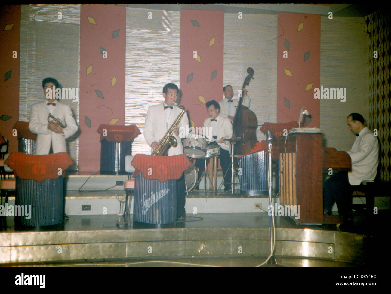 Dieses Foto aus der James Smith Special Collection zeigt die USS Kearsarge (CVA-33), einen Flugzeugträger, mit der VF-53, der ihr zugewiesenen Jagdgeschwader. Das Bild fängt einen Moment aus den Marineoperationen des Schiffes ein. Stockfoto