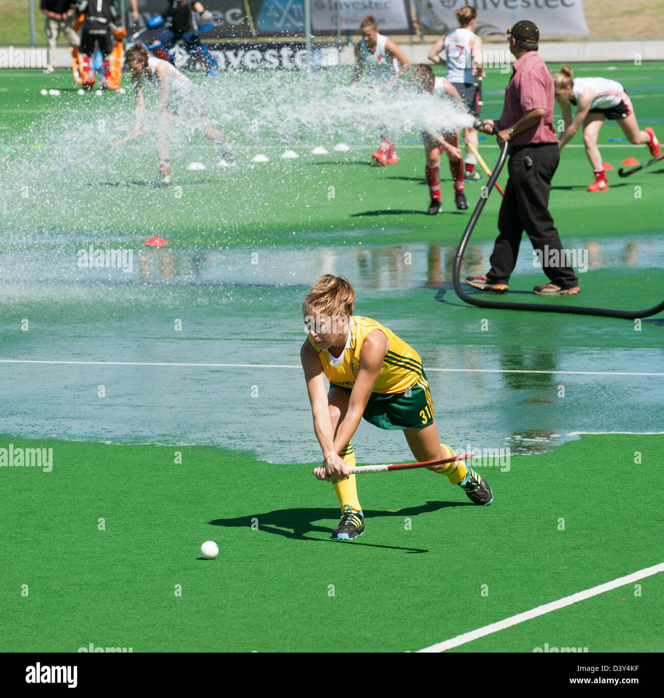 Celia Evans südafrikanischen Hockeyspieler Erwärmung oben, während die Tonhöhe im Hartleyvale Stadion Kapstadt Südafrika bewässert wird Stockfoto