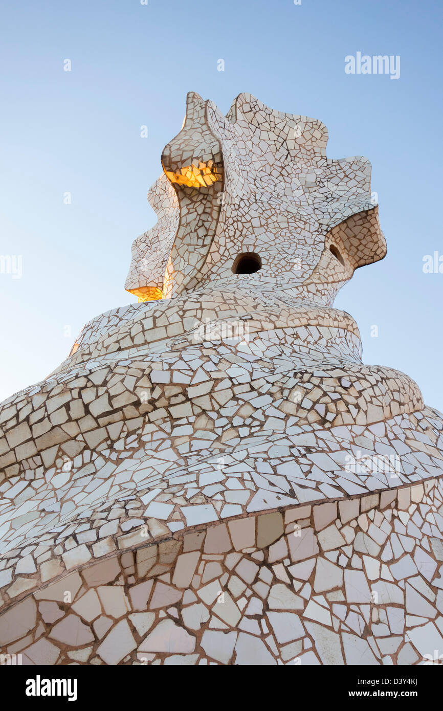 Detail eines Schornsteins auf der Terrasse der Casa Milà oder La Pedrera, entworfen von Antoni Gaudi, Barcelona, Spanien, Europa Stockfoto