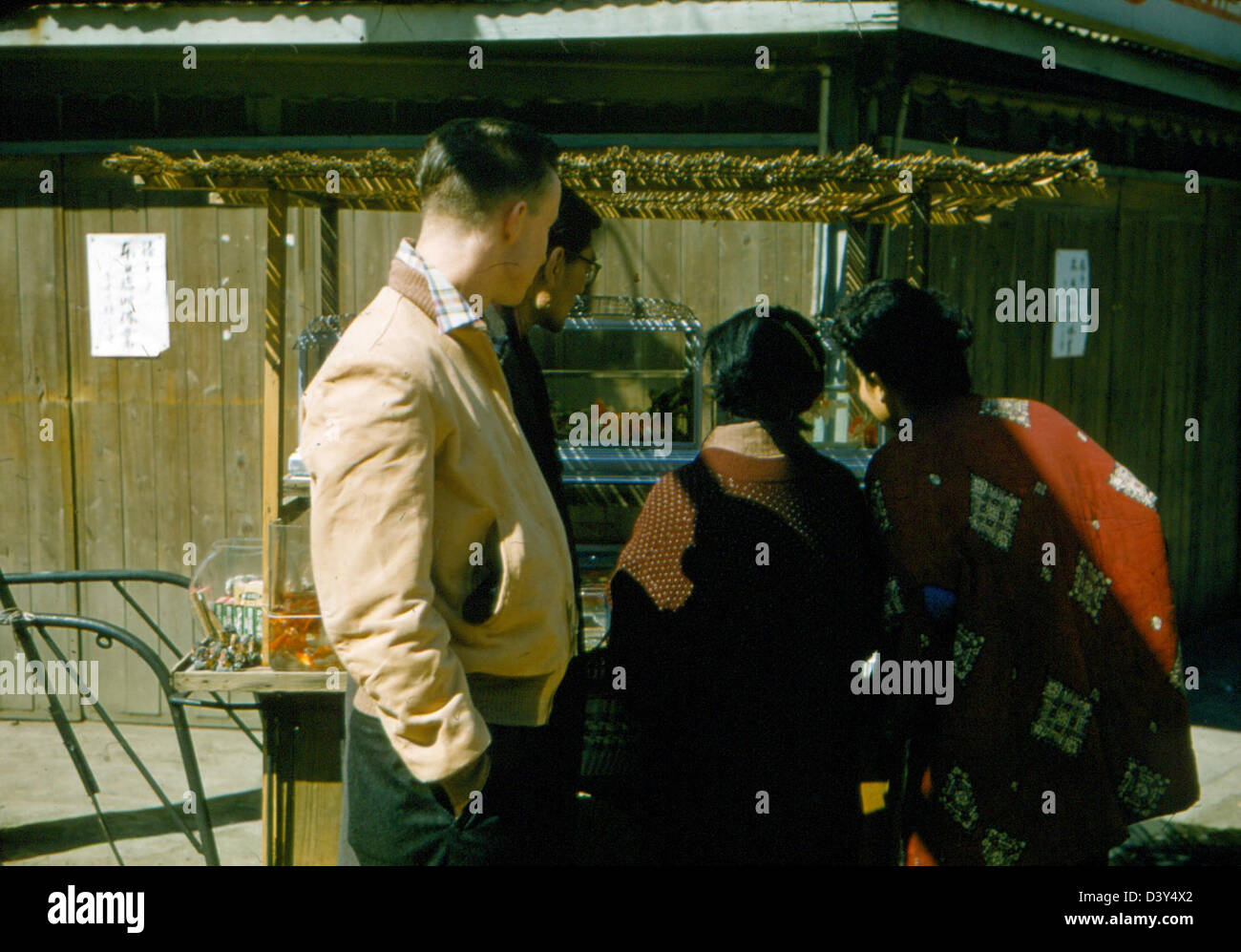 Dieses Foto aus der James Smith Special Collection zeigt den Flugzeugträger USS Kearsarge (CV-33), der den Einsatz der VF-53-Jagdgeschwader während seines Dienstes hervorhebt. Das Bild zeigt das Flugzeug in Aktion. Stockfoto