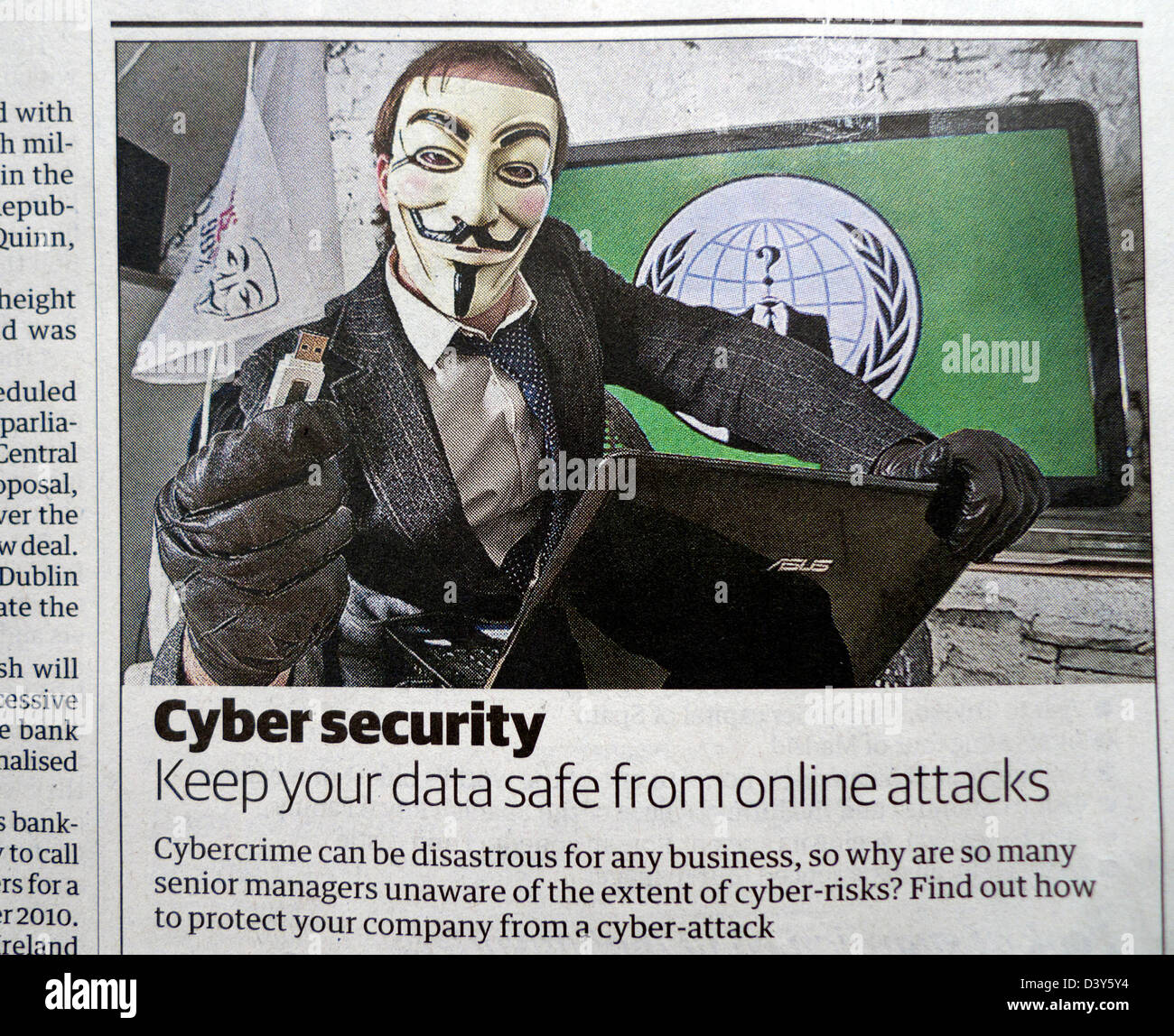 Cyber-Sicherheit Zeitungsanzeige mit anonymer Hacker und Memory Stick UK Stockfoto