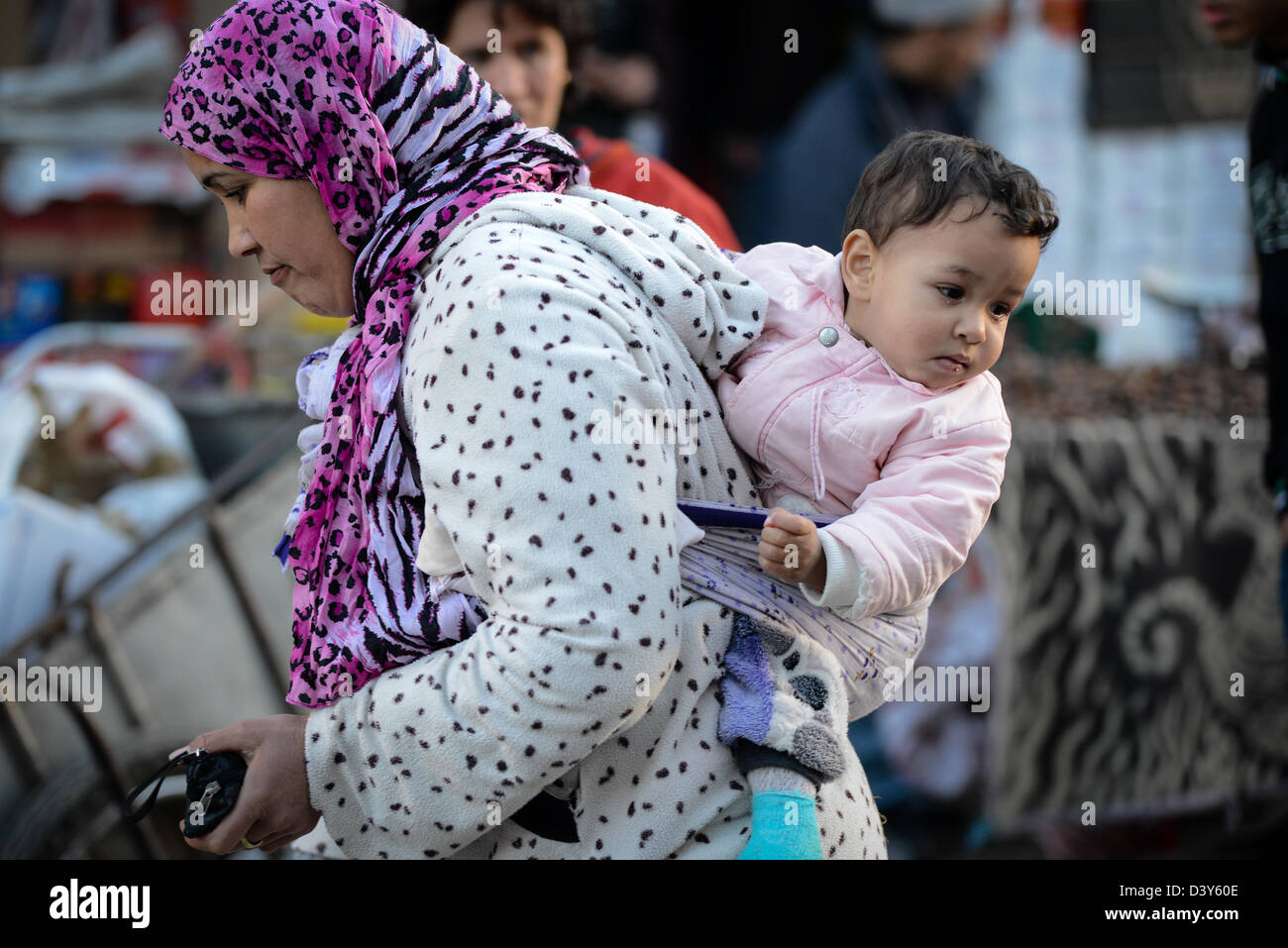 Marokkanerin Pflege eines Babys auf dem Rücken Stockfoto