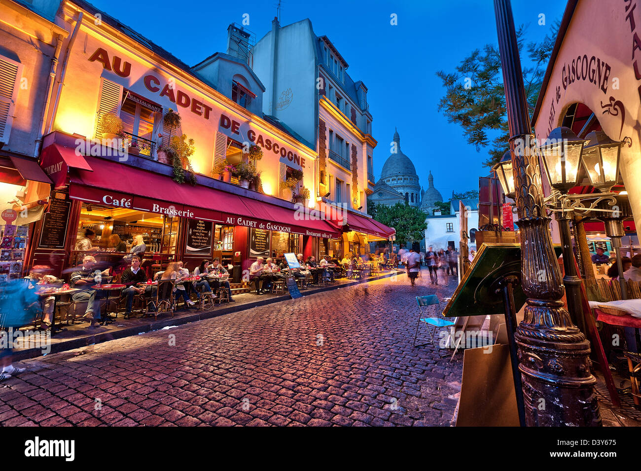 Restaurant "Au Cadet de Gascogne" und Blick auf die Sacré Coeur am Place du Tertre, Montmartre, Paris, Frankreich Stockfoto