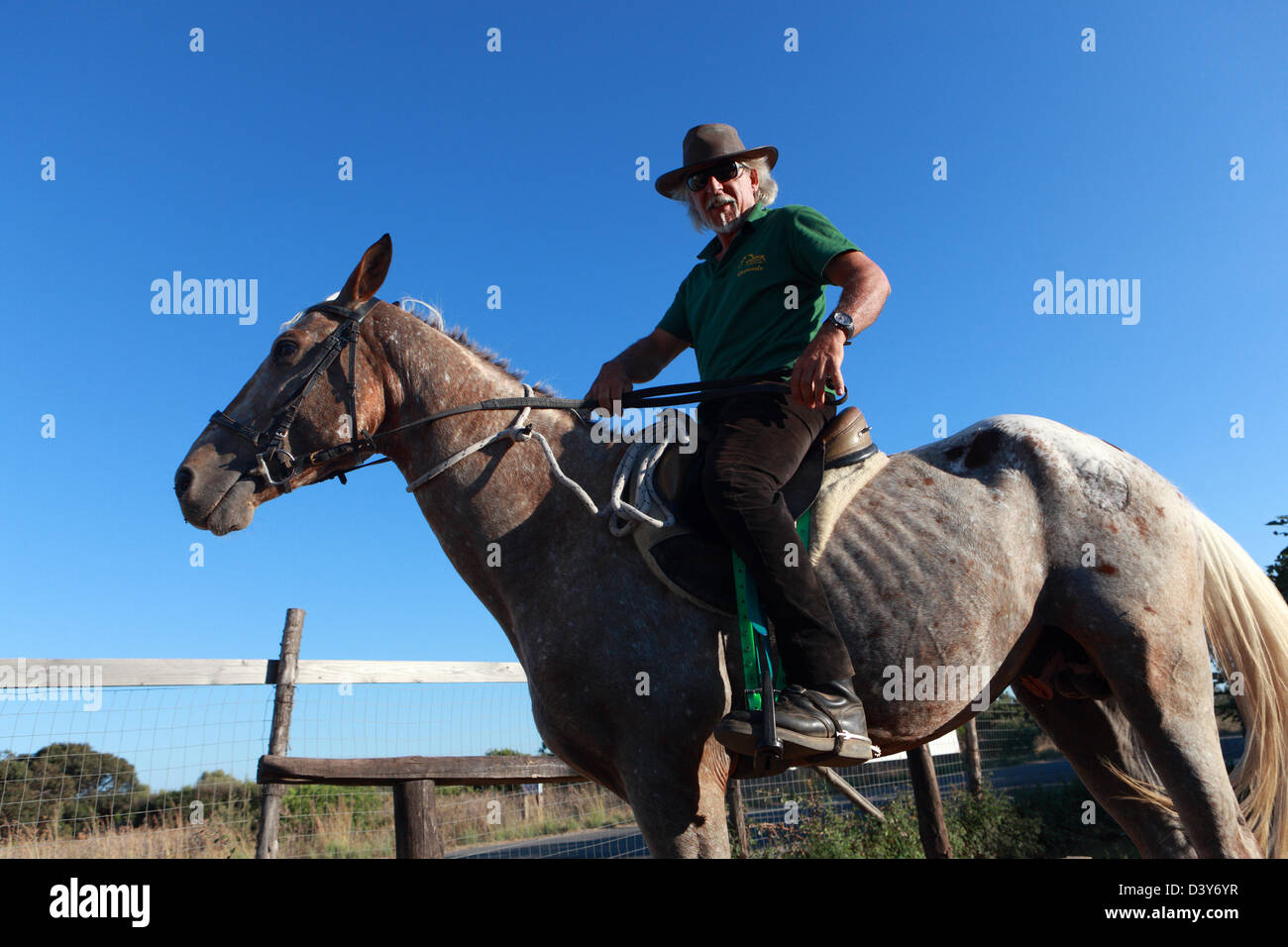 In Santa Margherita di Pula, Italien, Reiten mit Cowboy-Hut Porträt Stockfoto