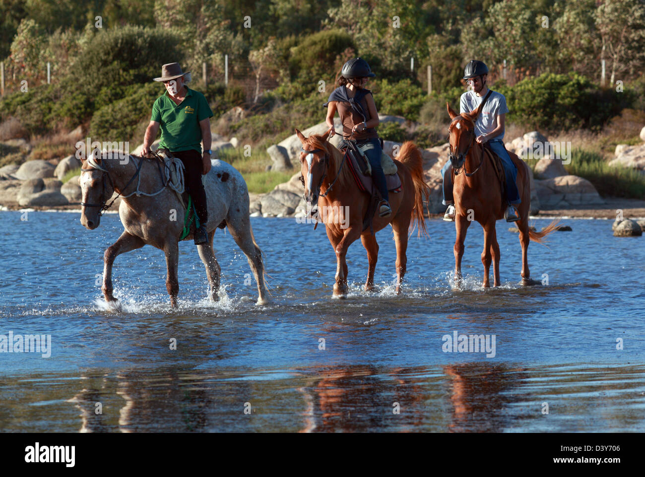 Santa Margherita di Pula, Italien, Reiten auf dem Pferd am Strand Stockfoto