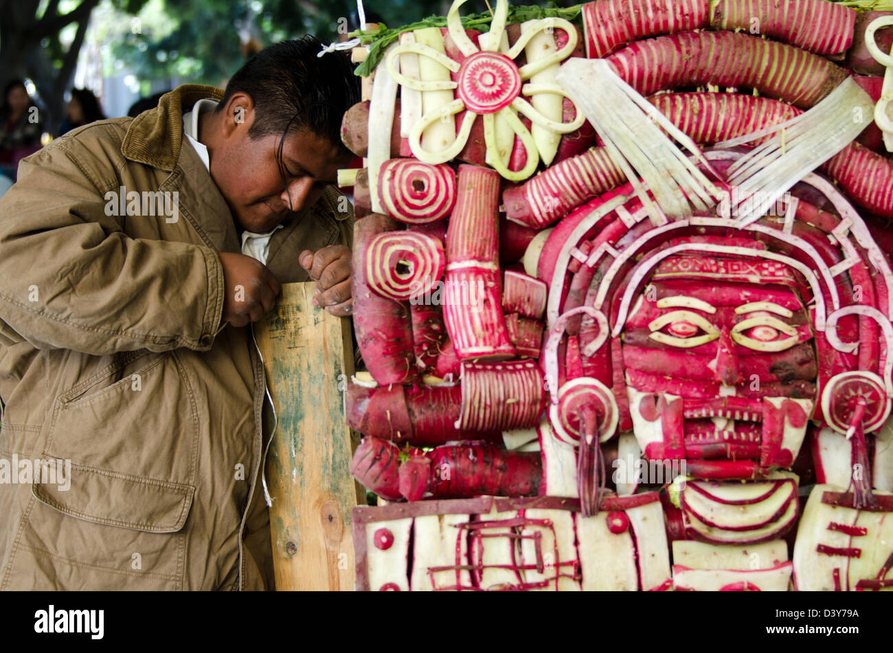 Junger Mann schnitzen mixtekischen Todesgott Maske Skulptur am Noche de Rabanos / Nacht des Festivals Radieschen, Oaxaca, Mexiko. Stockfoto