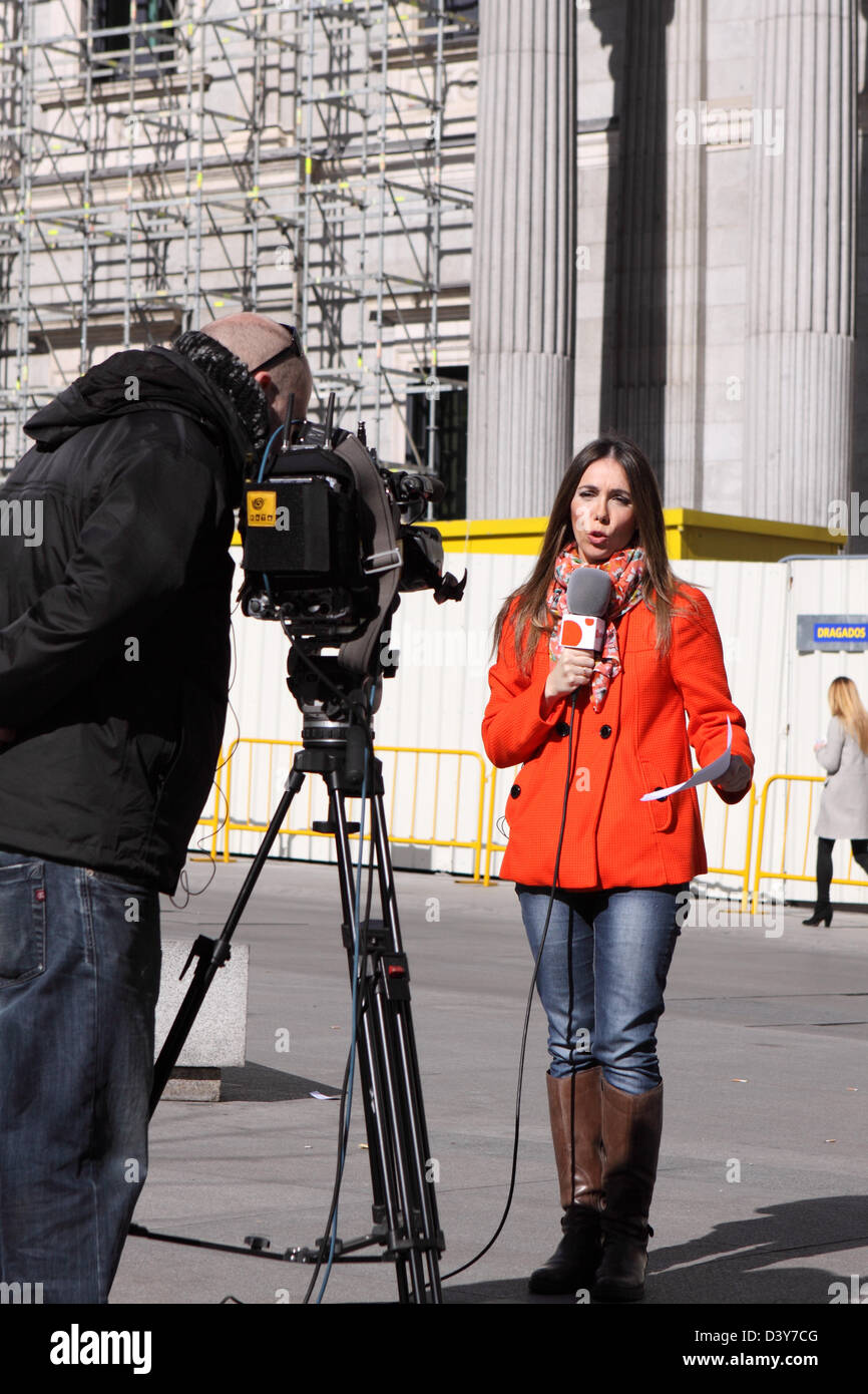 Fernsehjournalistin und Kameramann der Filmcrew, die in Madrid in Spanien Aufnahmen Stockfoto