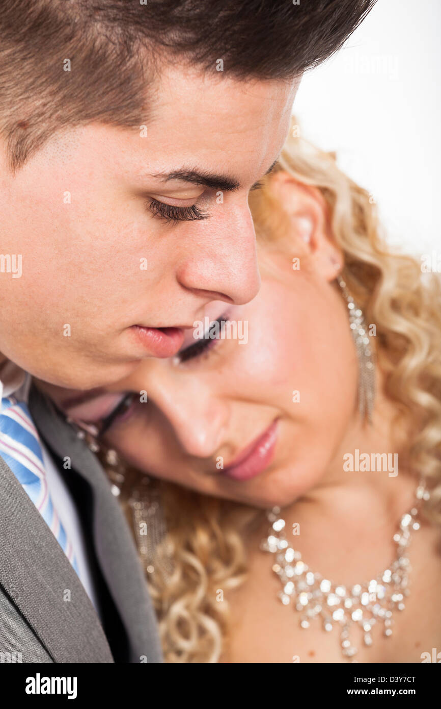 Nahaufnahme des jungen schönen Hochzeit Liebespaar umarmt. Stockfoto