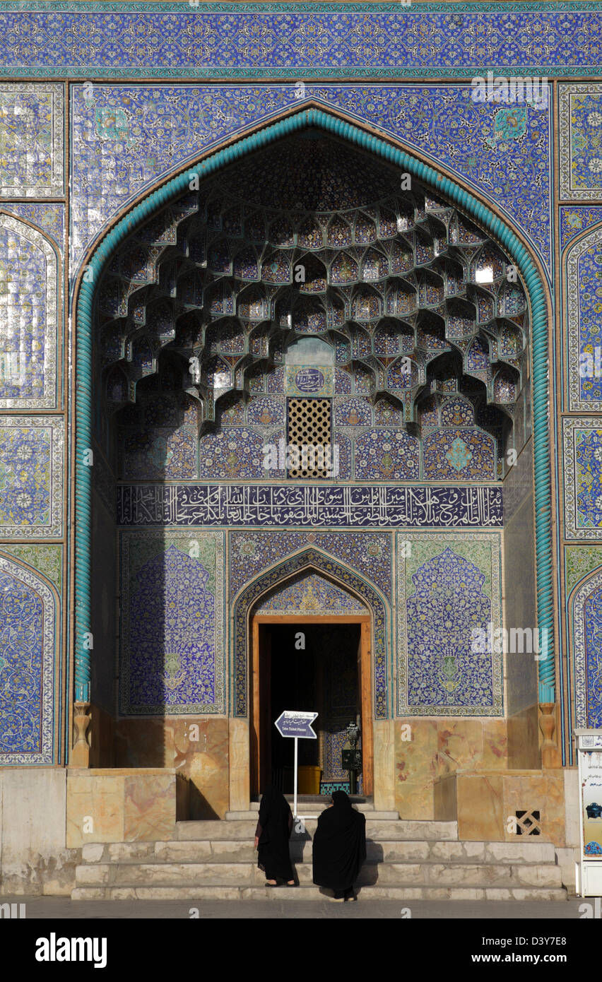 Frauen in Masdsched-e Sheikh Lotfollah Moschee, Isfahan, Iran Stockfoto