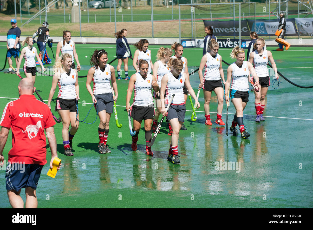 Mitglieder von England Damen-Hockey-Team lassen Sie das Feld nach dem Training im Hartleyvale Stadion Kapstadt Südafrika Stockfoto