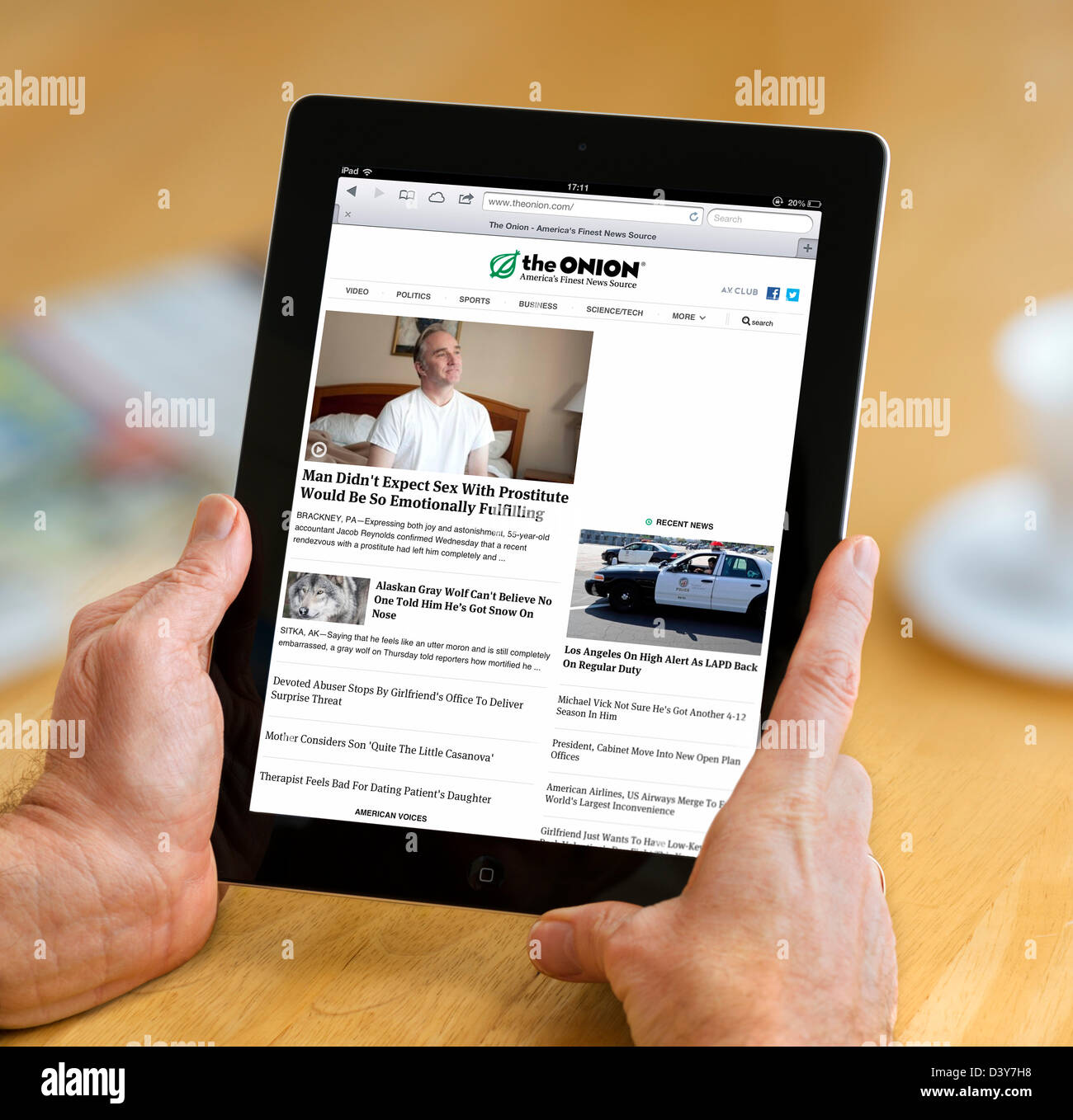 Die satirische Website, The Onion, betrachtet auf eine 4. Generation Apple iPad, USA Stockfoto