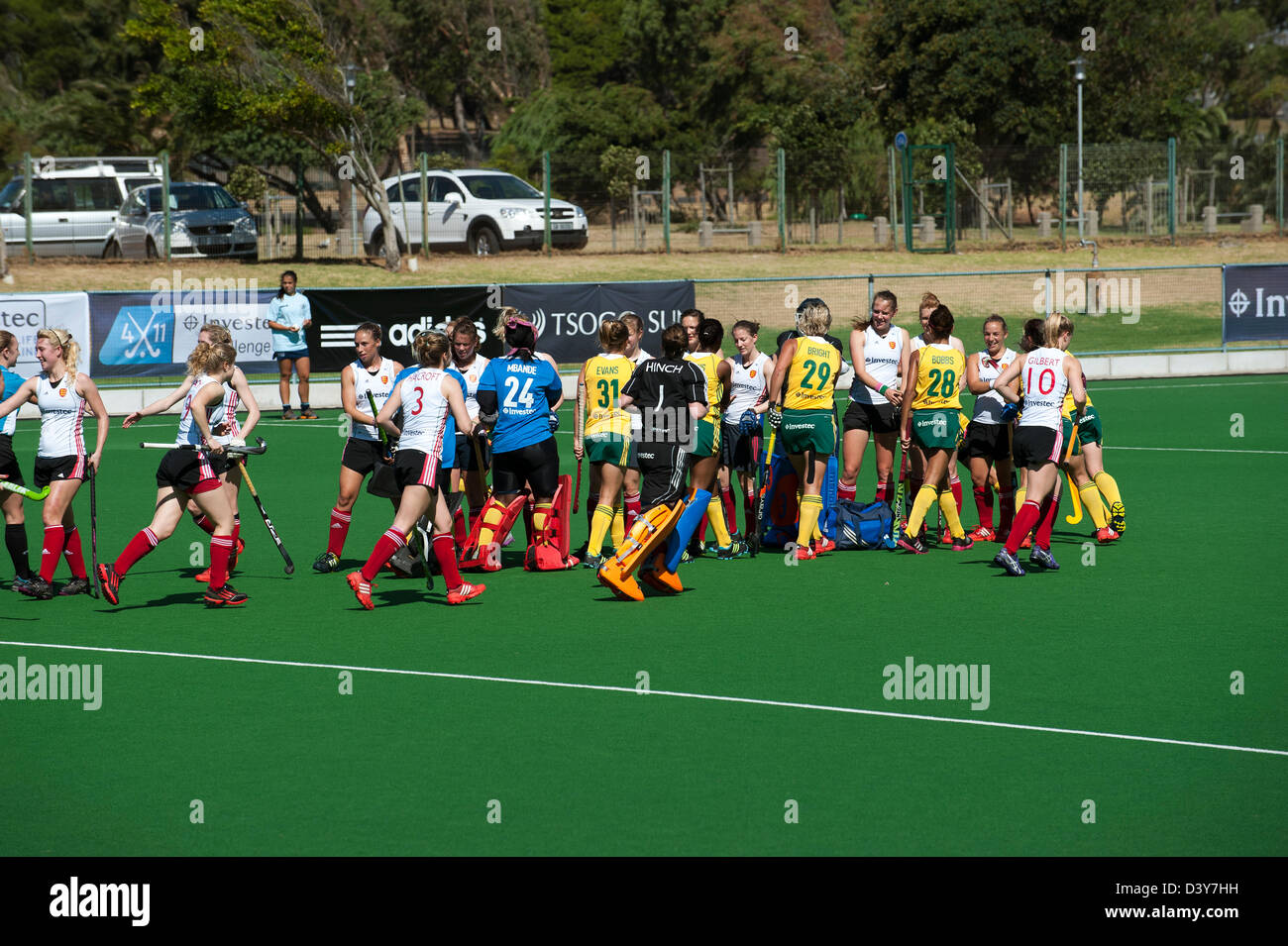 South African Damen Hockey Team Gruß der englischen Nationalmannschaft im Hartleyvale Stadium Kapstadt Südafrika Februar 2013 Stockfoto