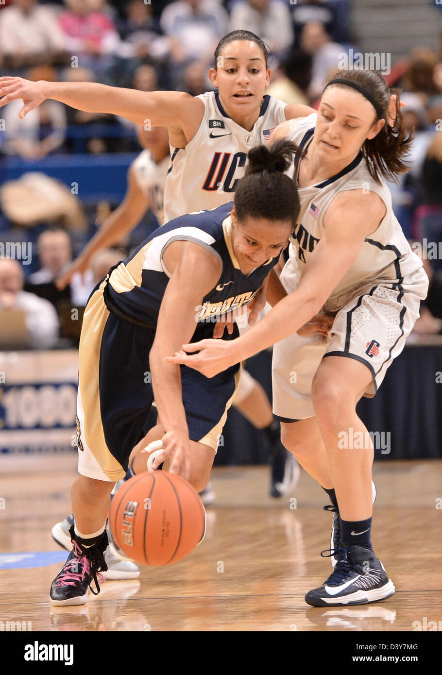 Hartford, Connecticut, USA. 26. Februar 2013. Connecticut Huskies Wache Kelly Faris (34) erreicht, bei dem Versuch, den Ball aus Pittsburgh Panthers Wache Brianna Kiesel (3) mit Connecticut Huskies zu stehlen bewachen Bria Hartley (14) Blick auf die 1. Jahreshälfte der NCAA Womens Basketball-Spiel zwischen Pittsburgh und Connecticut im XL Center in Hartford, CT. Bill Shettle / Cal Sport Media/Alamy Live News Stockfoto