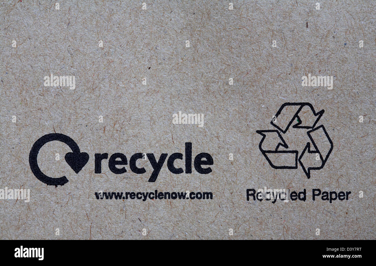 Recyceln Sie recyceltes Papier, das auf einen braunen Umschlag gestempelt ist – Symbol für das Recycling-Logo Stockfoto