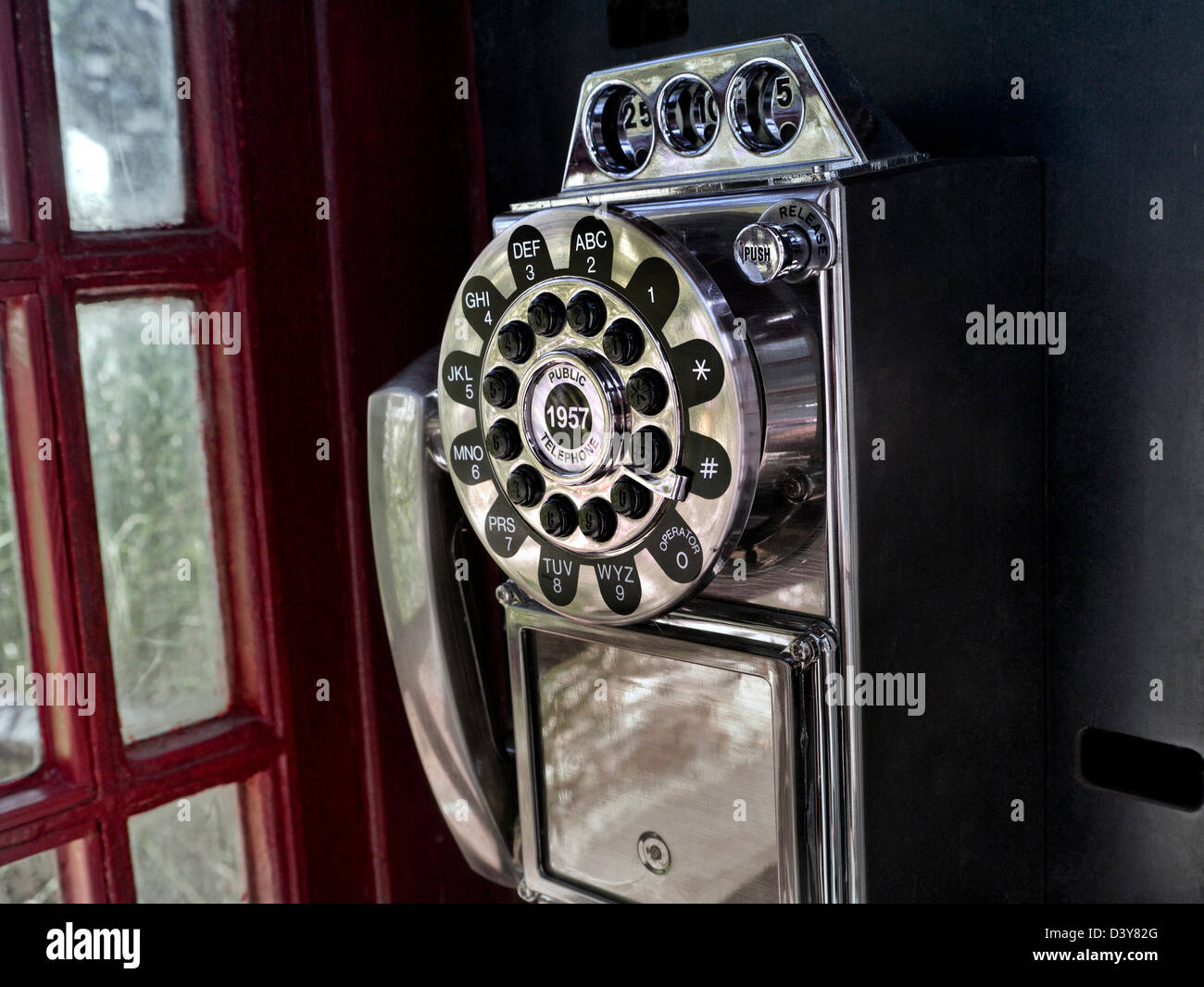 USA TELEFONZELLE WÄHLEN Coin Pay Retro Stil Druckknopf-Telefon in alten roten Telefonzelle in Carmel California USA Stockfoto