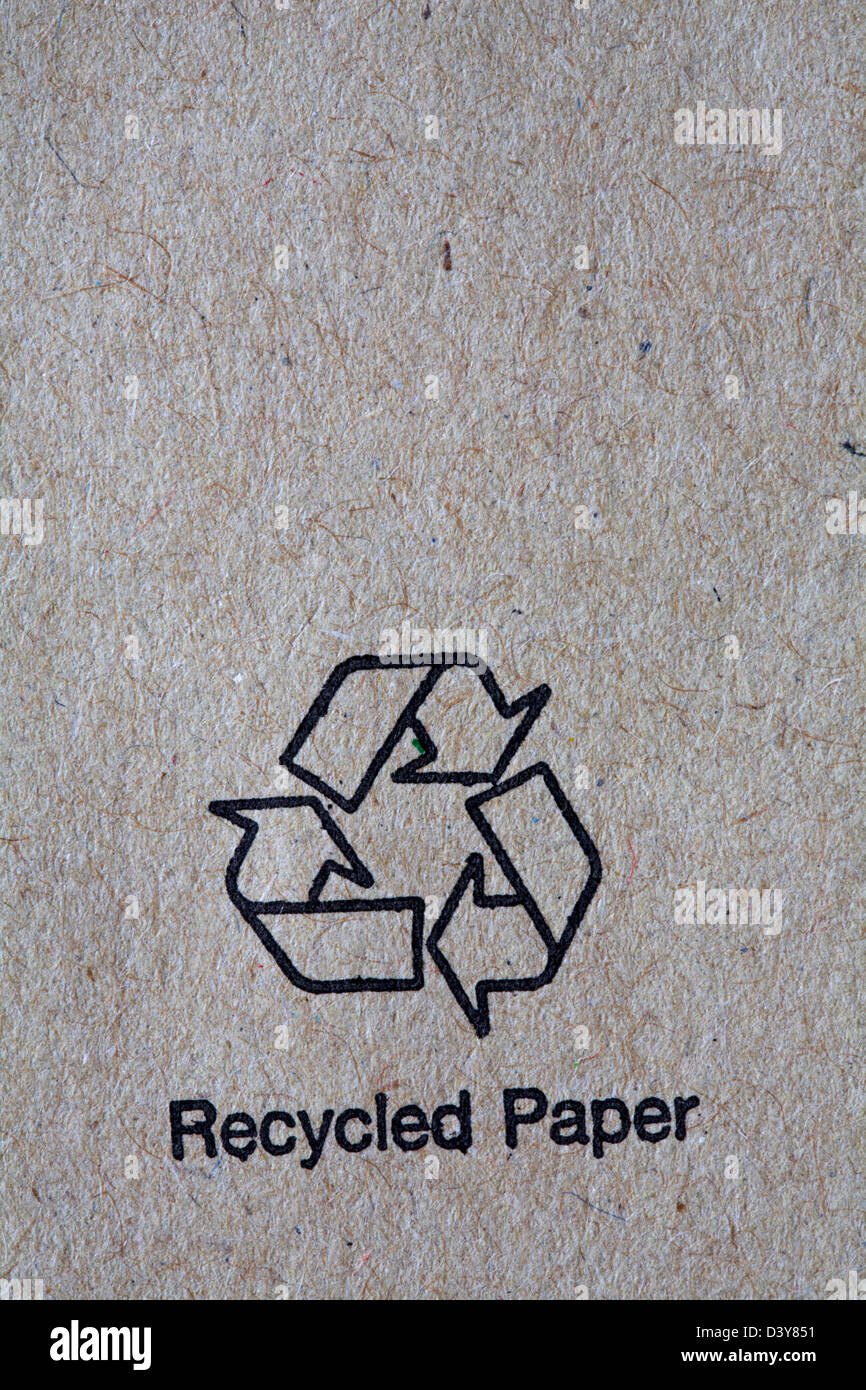 Logo aus Recyclingpapier auf dem Umschlag – Symbol für Recycling-Recycling-Logo Stockfoto