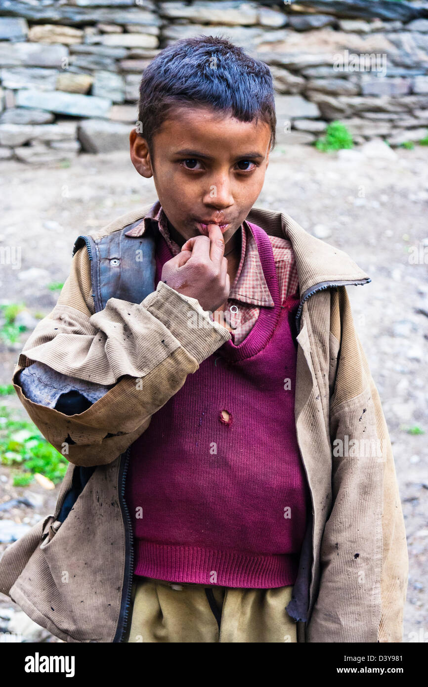 Porträt von schüchternes indisches Kind seine Finger saugen. Stockfoto
