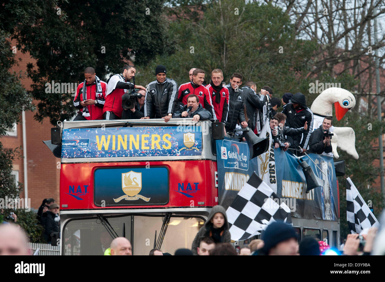 Swansea, Wales, Großbritannien. 26. Februar 2013. Swansea City Fußball Mannschaft und Fans feiern während ein Cabrio Bus-Parade durch das Zentrum von Swansea nach dem Sieg gegen Bradford City 5: 0 am Sonntag im Capital One Cup-Finale im Wembley-Stadion, den Capital Cup-Trophäe zu gewinnen. Bildnachweis: Phil Rees / Alamy Live News Stockfoto