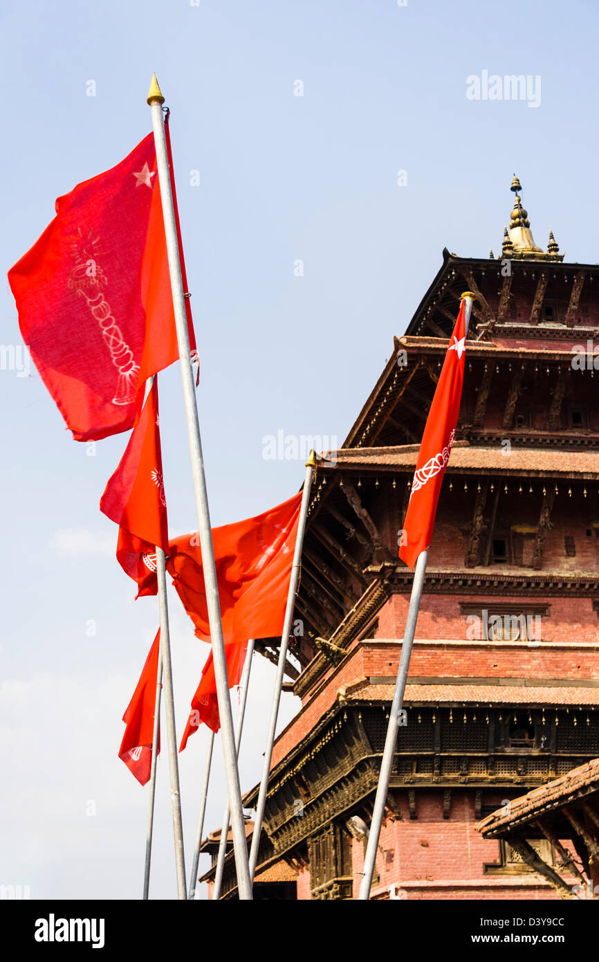 Maoistischen Kommunistischen roten Fahnen neben dem alten Königspalast am Durbar Square. Patan Lalitpur, Nepal Stockfoto