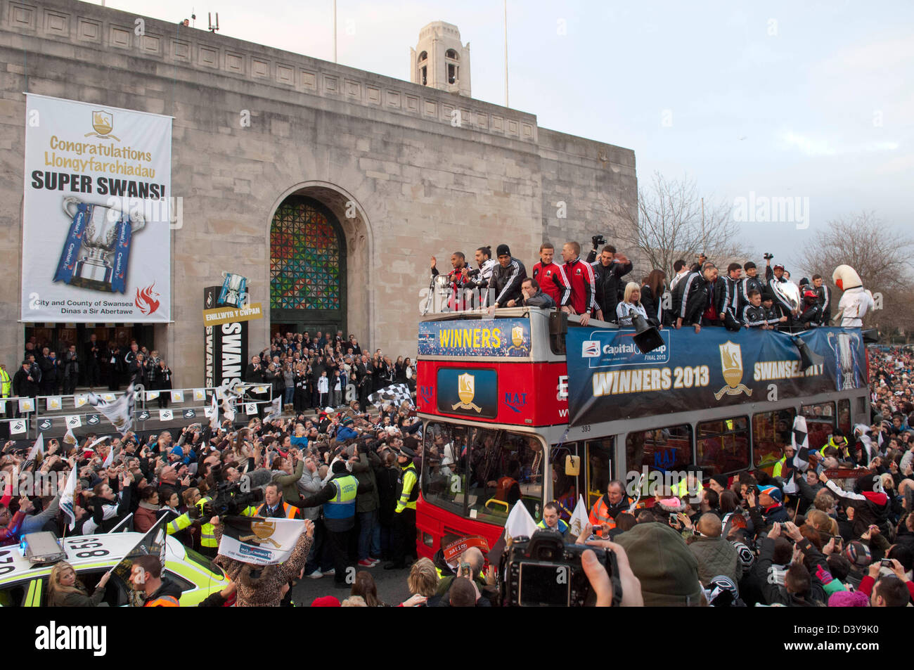 Swansea, Wales, Großbritannien. 26. Februar 2013. Swansea City FC offenen Bus Parade außerhalb der Brangwyn Hall in Swansea heute Abend während der feiern in der Stadt nach dem Capital Cup-Sieg in Wembley am Wochenende. Bildnachweis: Phil Rees / Alamy Live News Stockfoto