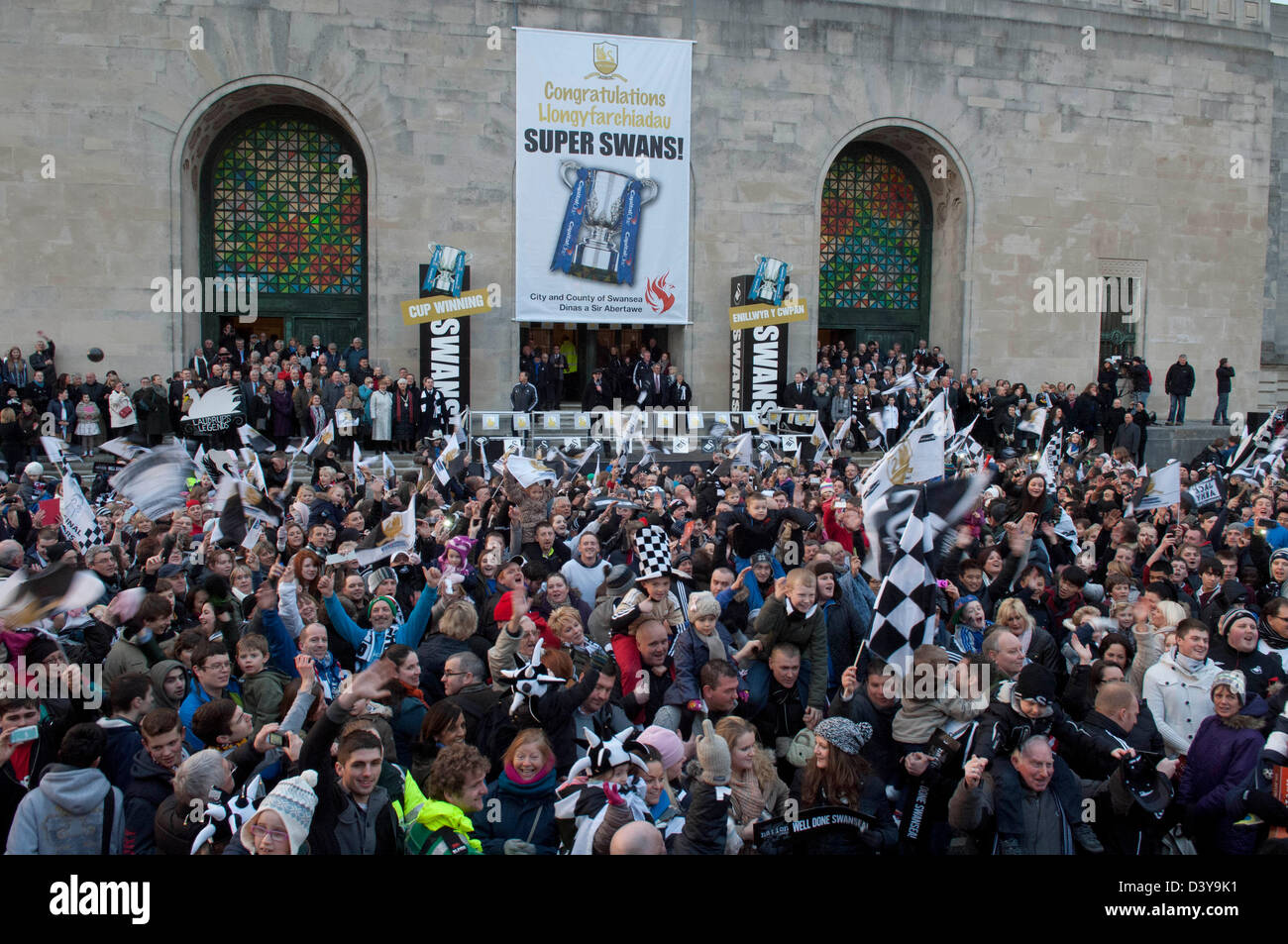 Swansea, Wales, Großbritannien. 26. Februar 2013. Swansea City FC Fans außerhalb der Brangwyn Hall in Swansea heute Abend während der feiern in der Stadt nach ihrer Hauptstadt Cup gewinnen in Wembley am Wochenende. Bildnachweis: Phil Rees / Alamy Live News Stockfoto