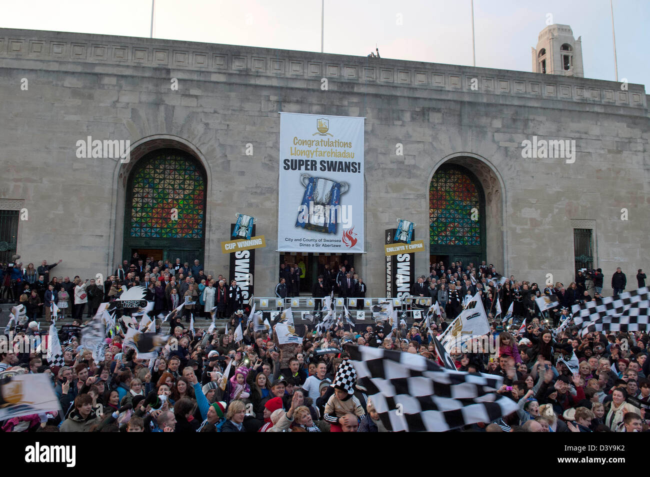 Swansea, Wales, Großbritannien. 26. Februar 2013. Swansea City FC Fans außerhalb der Brangwyn Hall in Swansea heute Abend während der feiern in der Stadt nach ihrer Hauptstadt Cup gewinnen in Wembley am Wochenende. Bildnachweis: Phil Rees / Alamy Live News Stockfoto