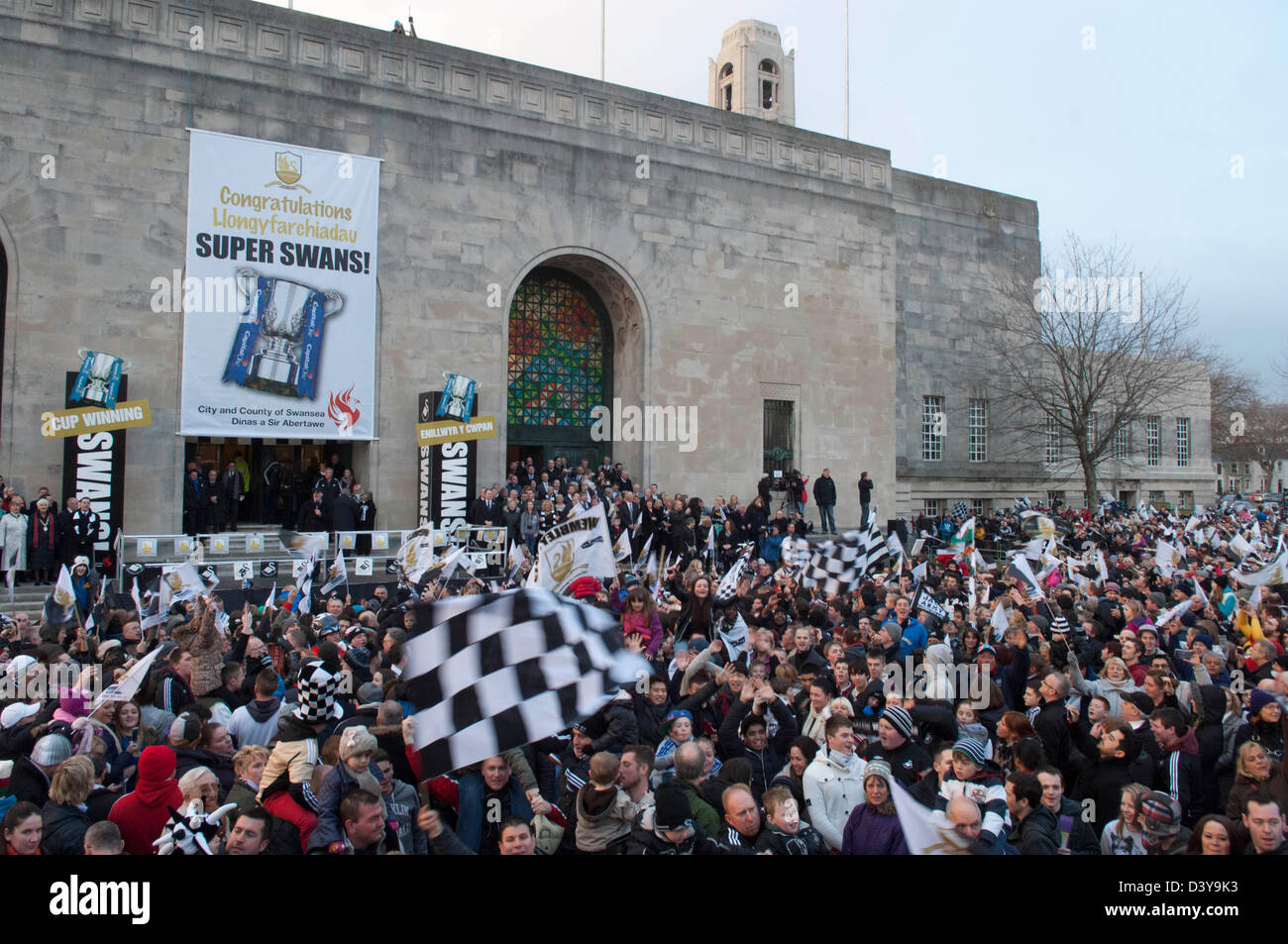 Swansea, Wales, Großbritannien. 26. Februar 2013. Swansea City FC Fans außerhalb der Brangwyn Hall in Swansea heute Abend während der feiern in der Stadt nach ihrer Hauptstadt Cup gewinnen in Wembley am Wochenende. Bildnachweis: Phil Rees / Alamy Live News Stockfoto