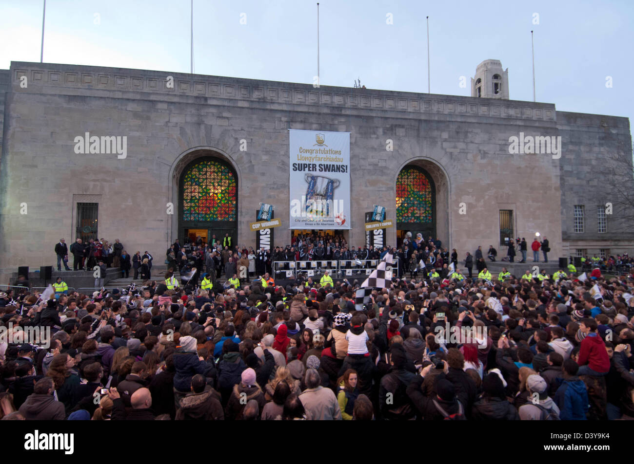 Swansea, Wales, Großbritannien. 26. Februar 2013. Swansea City FC Fans außerhalb der Brangwyn Hall in Swansea heute Abend während der feiern in der Stadt nach ihrer Hauptstadt Cup gewinnen in Wembley am Wochenende. Bildnachweis: Phil Rees / Alamy Live News Stockfoto