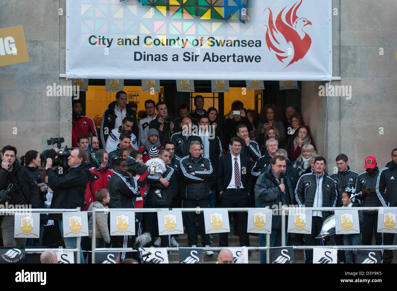 Swansea, Wales, Großbritannien. 26. Februar 2013. Swansea City FC offenen Bus Parade außerhalb der Brangwyn Hall in Swansea heute Abend während der feiern in der Stadt nach dem Capital Cup-Sieg in Wembley am Wochenende. Bildnachweis: Phil Rees / Alamy Live News Stockfoto