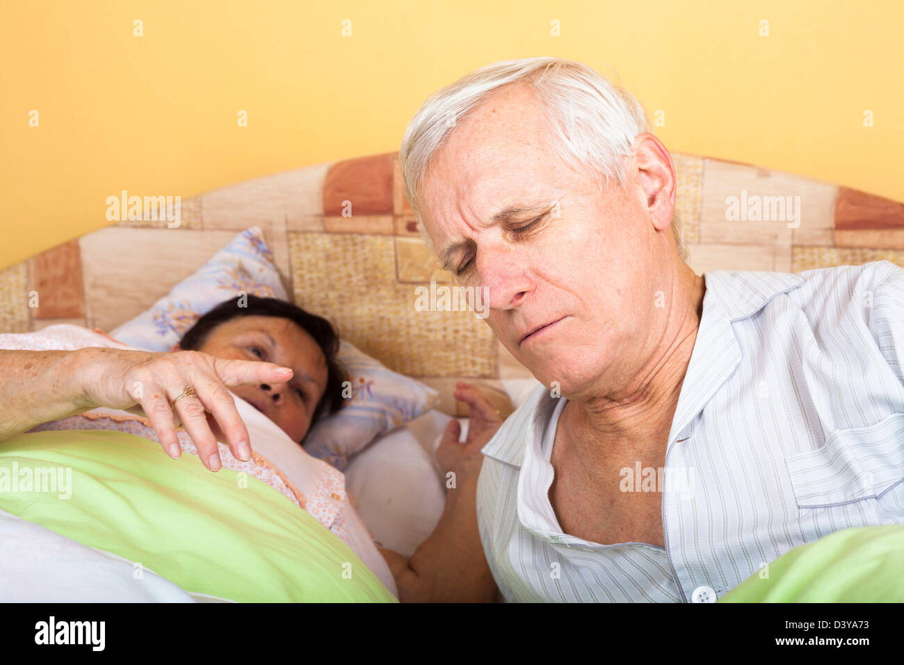 Unglücklich müde älteres Paar im Bett aufwachen. Stockfoto
