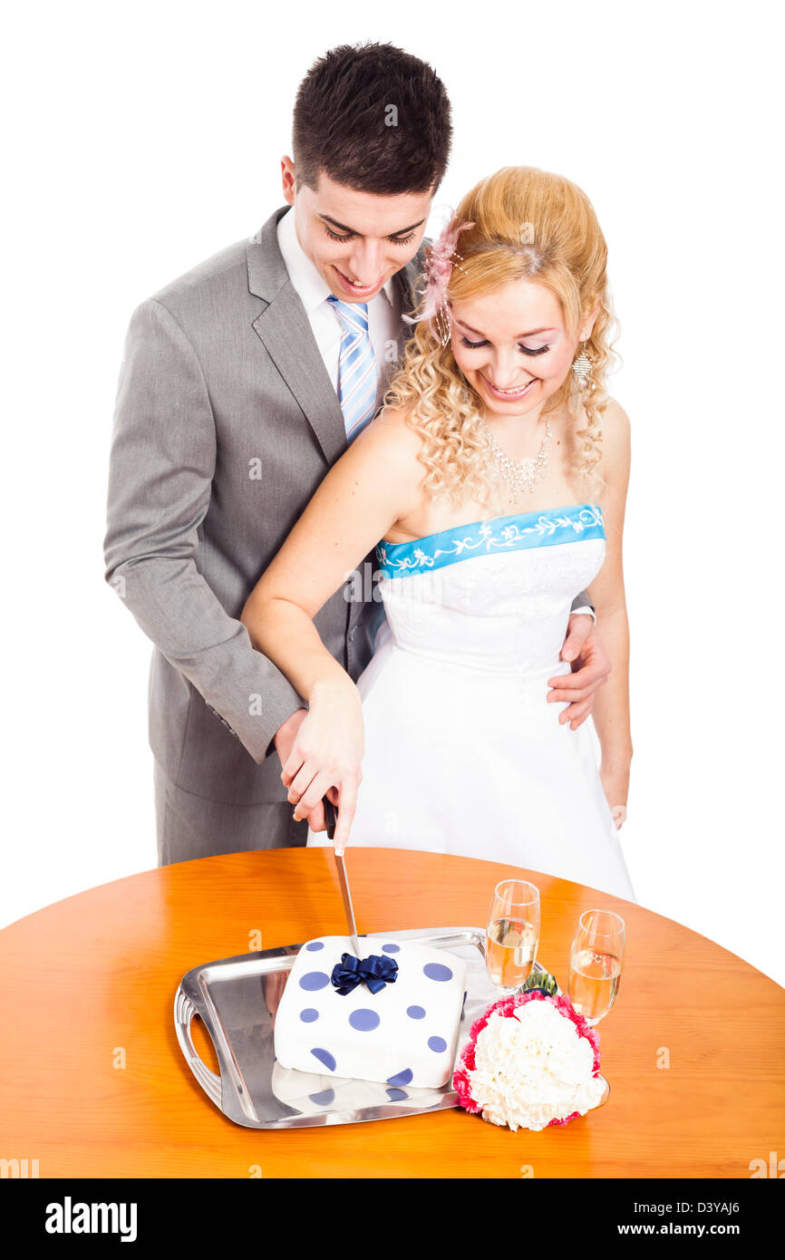 Glückliche Braut und Bräutigam zusammen schneiden Hochzeitstorte, isoliert auf weißem Hintergrund. Stockfoto